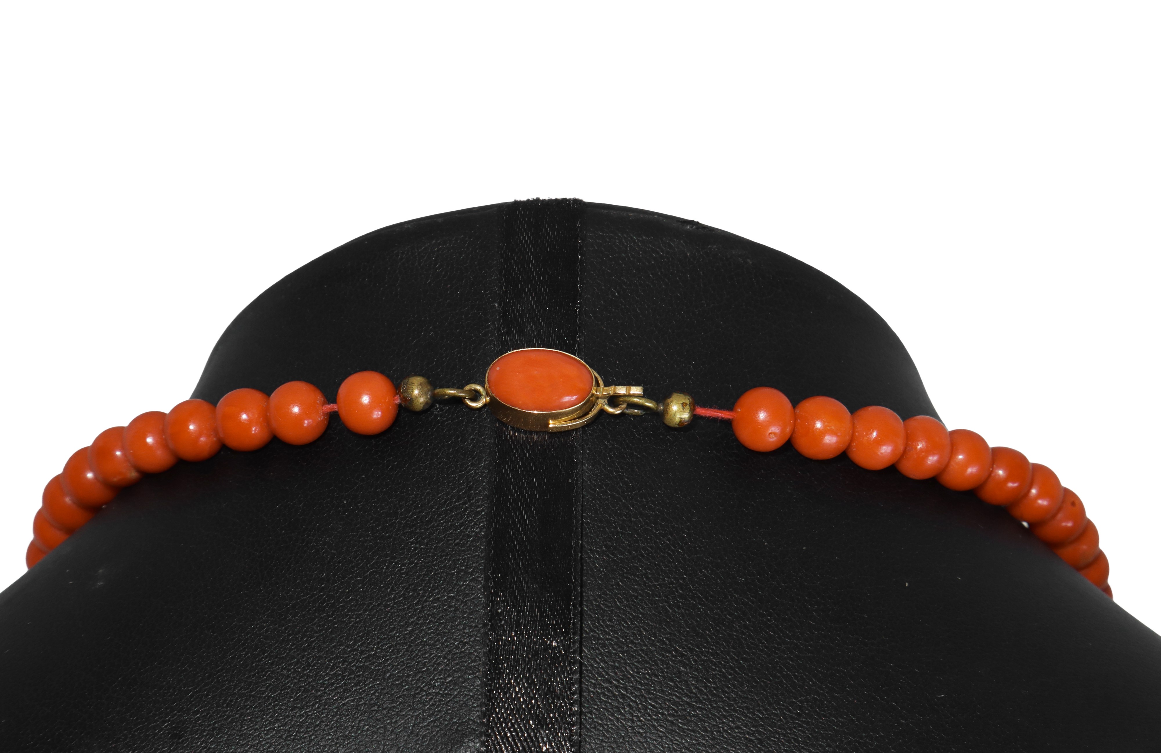 Collana in corallo giapponese a decrescere con susta in oro 750 e corallo