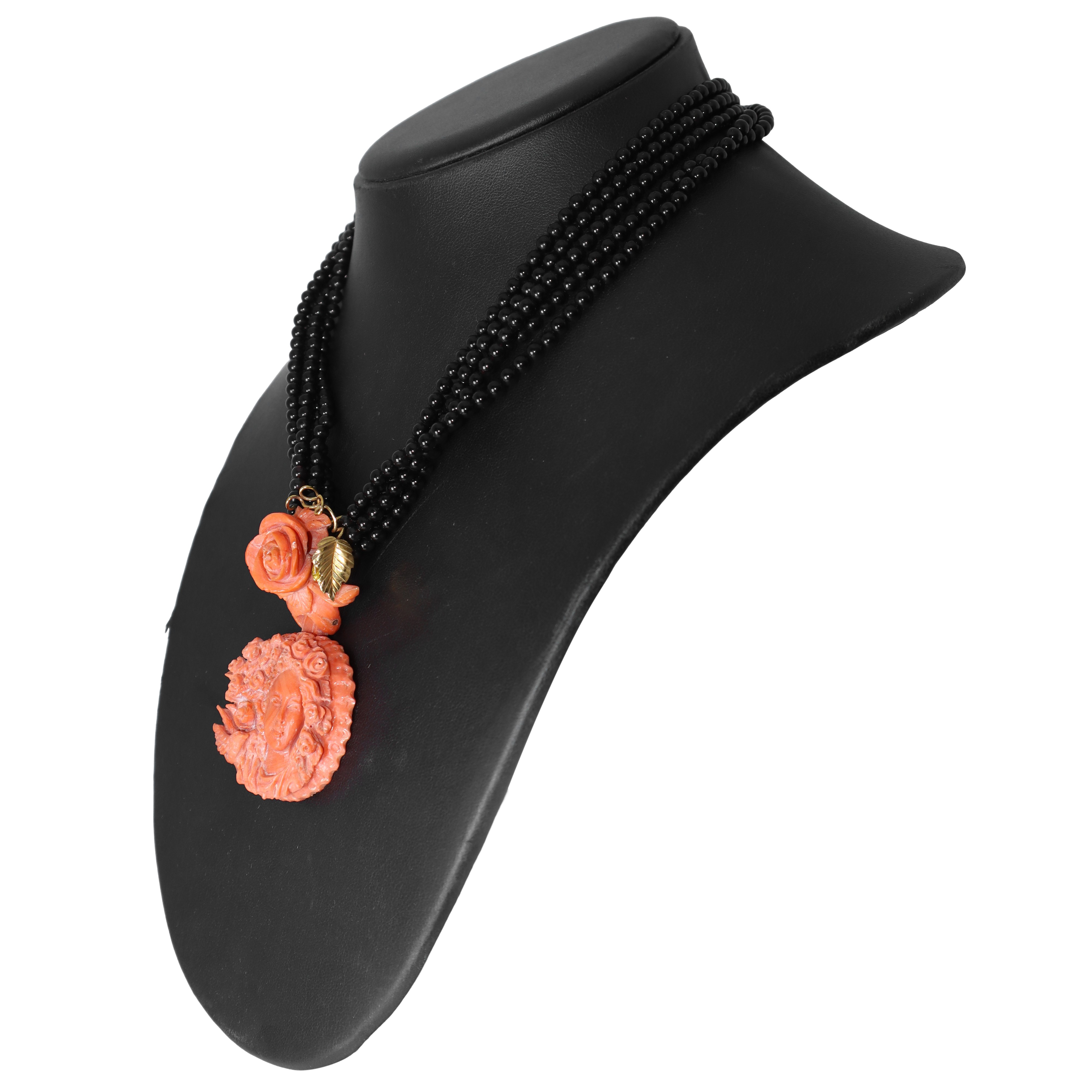 Collana in onice con pendente centrale in corallo raffigurante donna con testa fiorita e rose