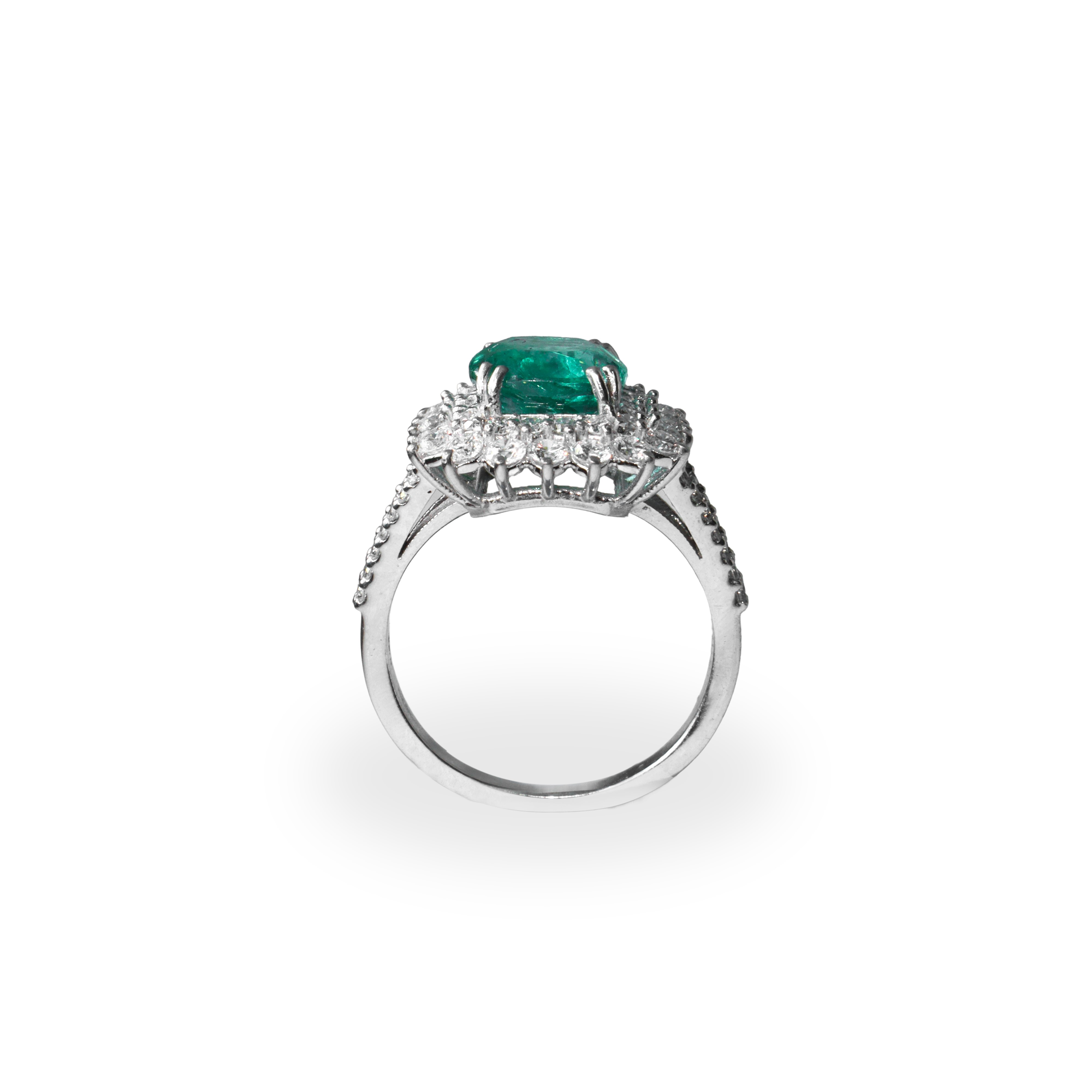 Anello in oro bianco 18 kt con smeraldo naturale (provenienza Zambia) con contorno di brillanti