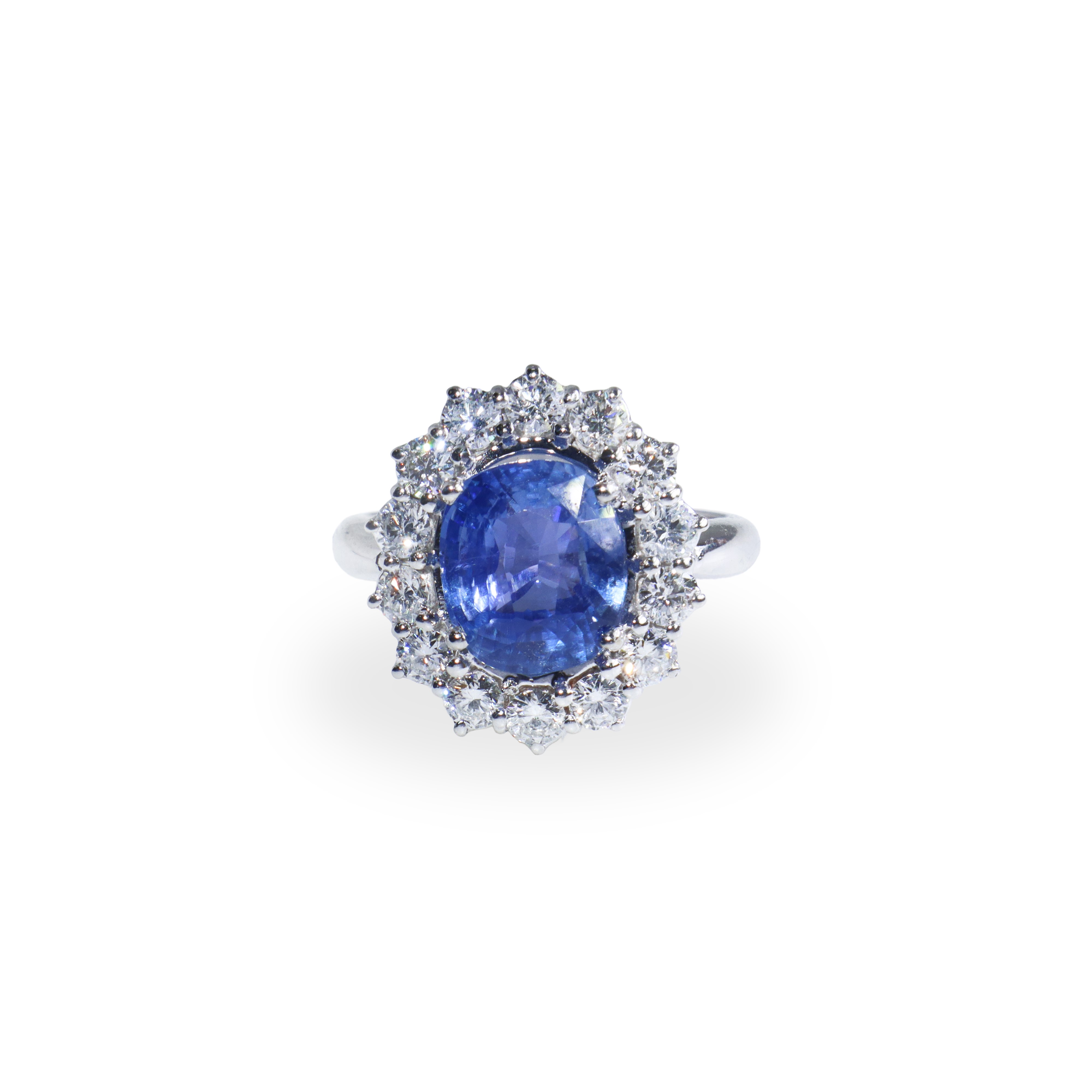Anello in oro bianco 18 kt con zaffiro naturale (provenienza Sri Lanka) con giro di brillanti