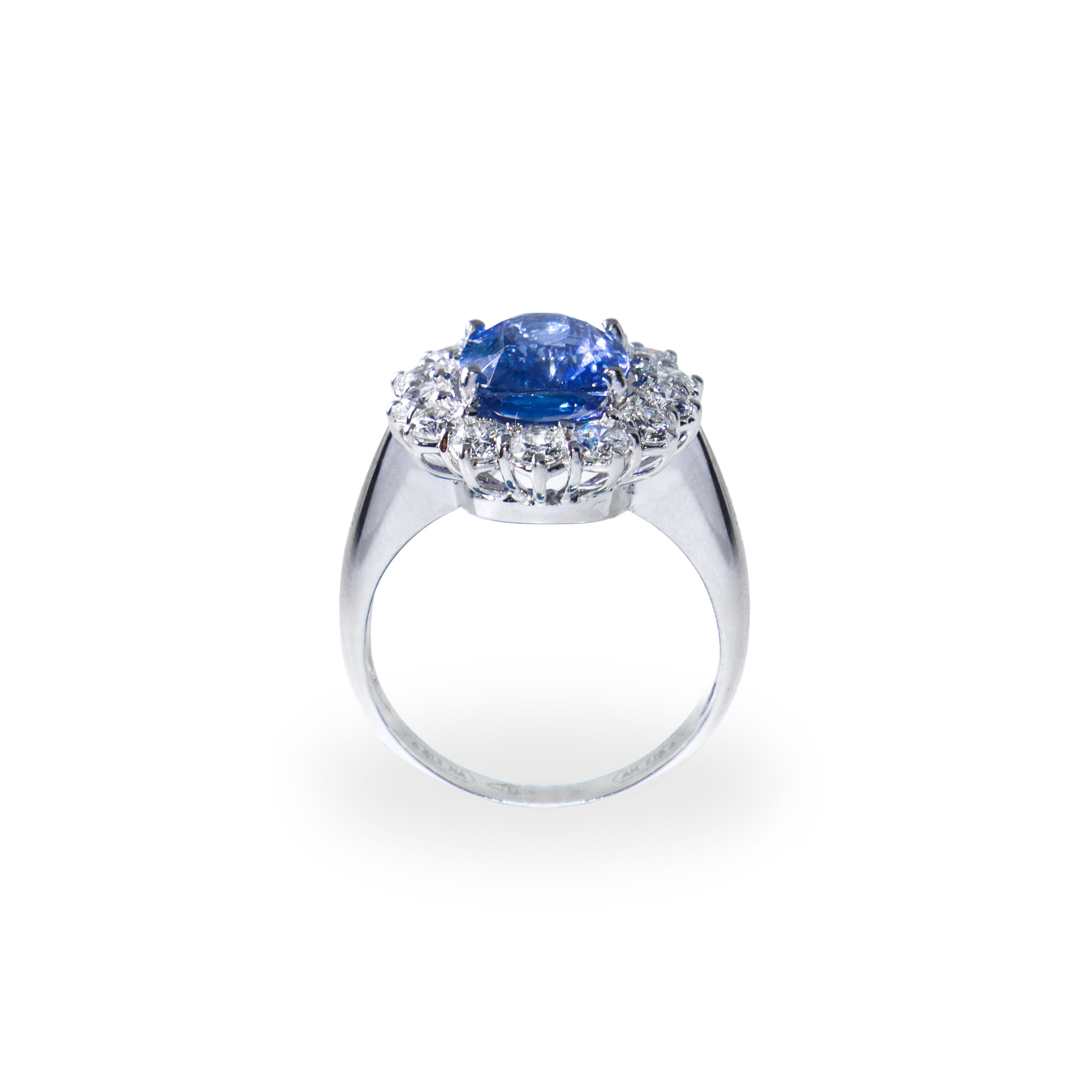Anello in oro bianco 18 kt con zaffiro naturale (provenienza Sri Lanka) con giro di brillanti