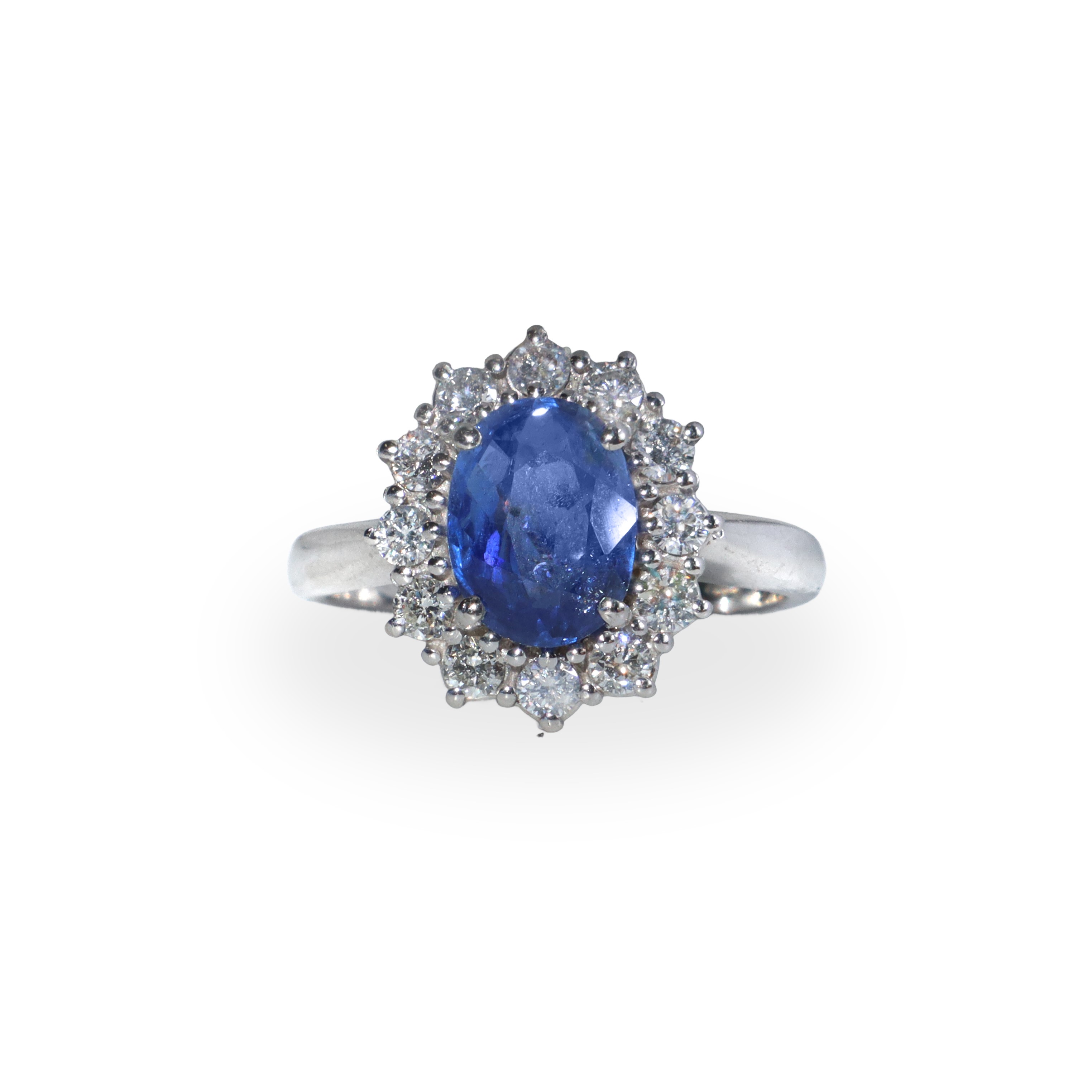 Anello in oro bianco 18 kt con zaffiro naturale (provenienza Sri Lanka) con conto di brillanti