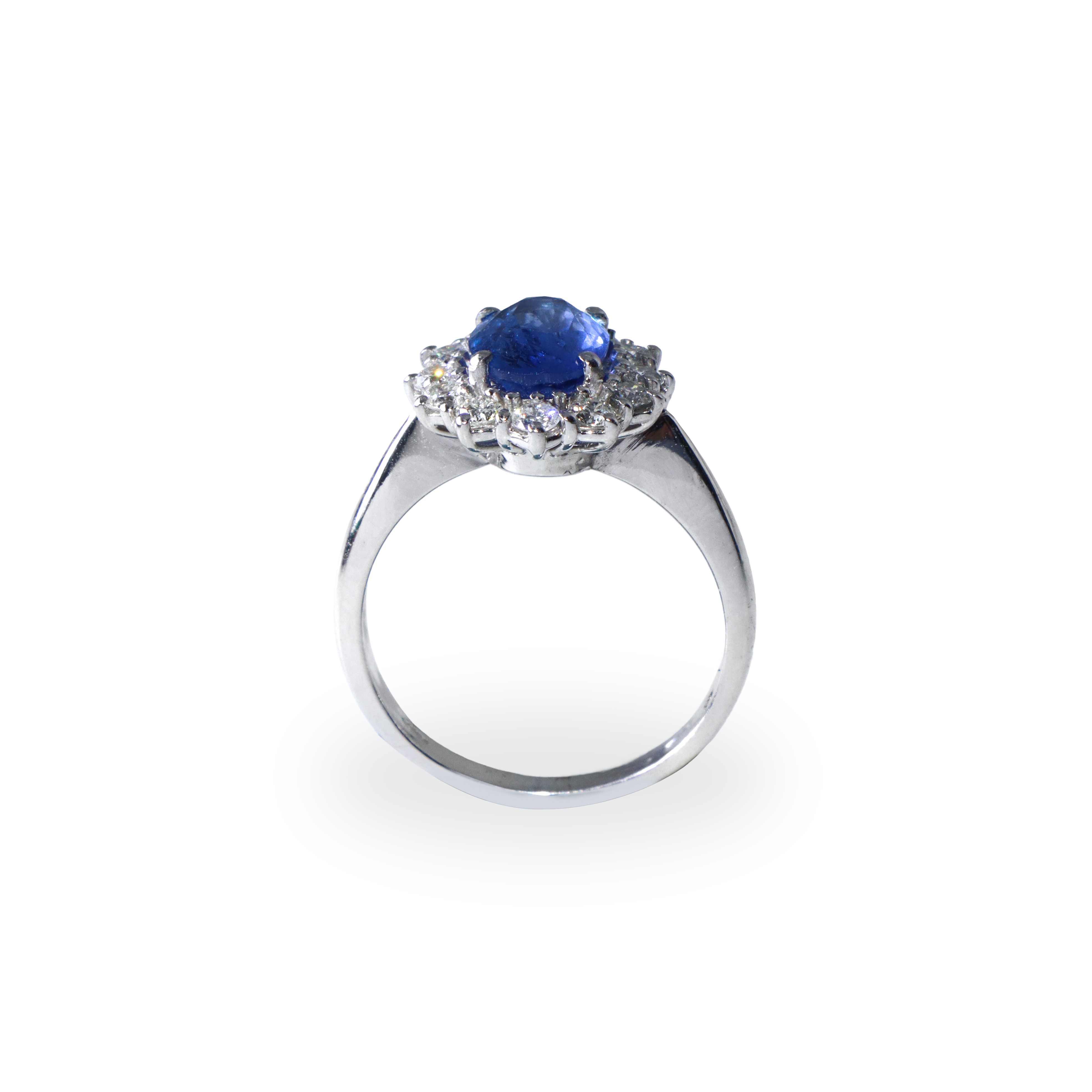 Anello in oro bianco 18 kt con zaffiro naturale (provenienza Sri Lanka) con conto di brillanti
