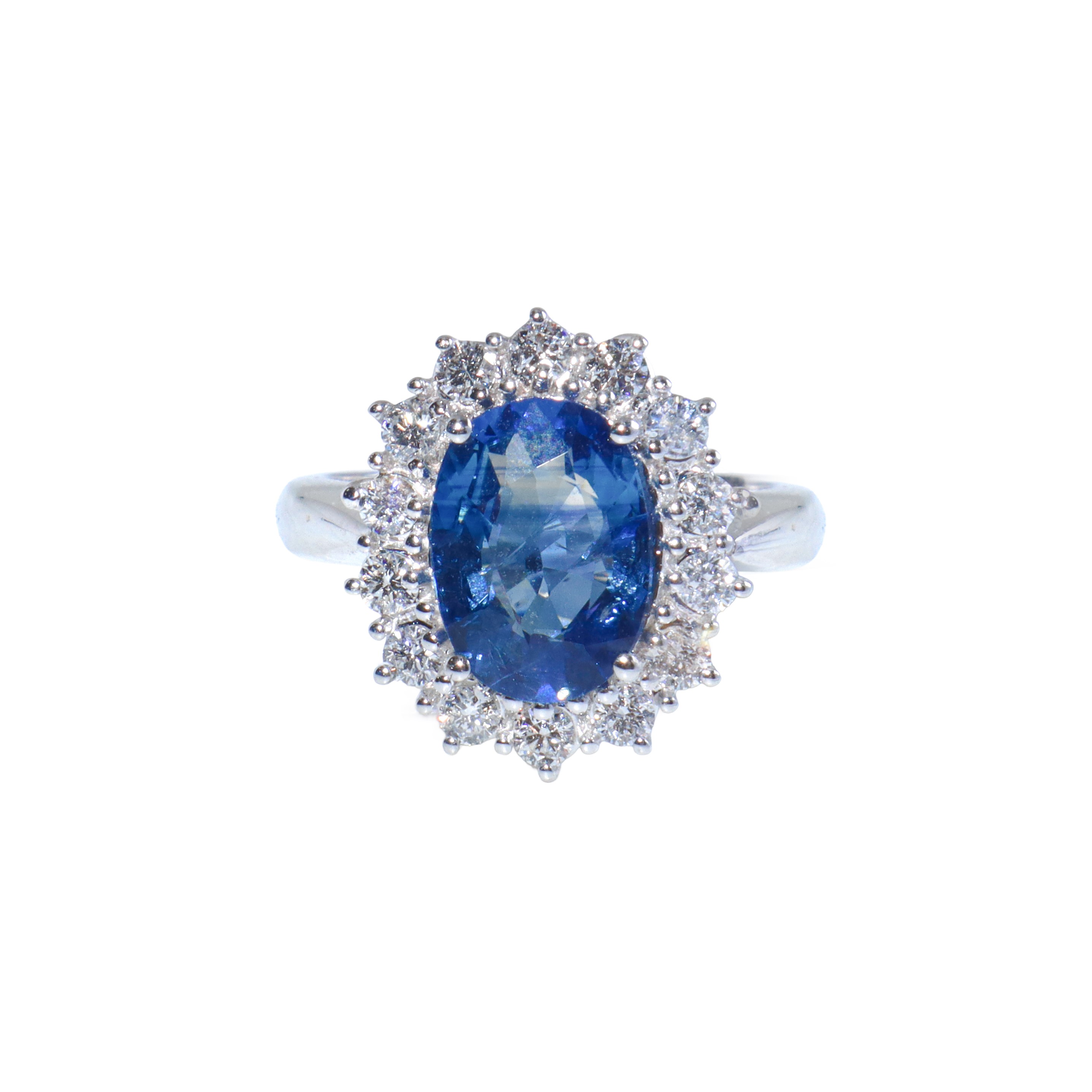 Anello in oro bianco 18 kt con zaffiro naturale (provenienza Sri Lanka) con contorno di brillanti