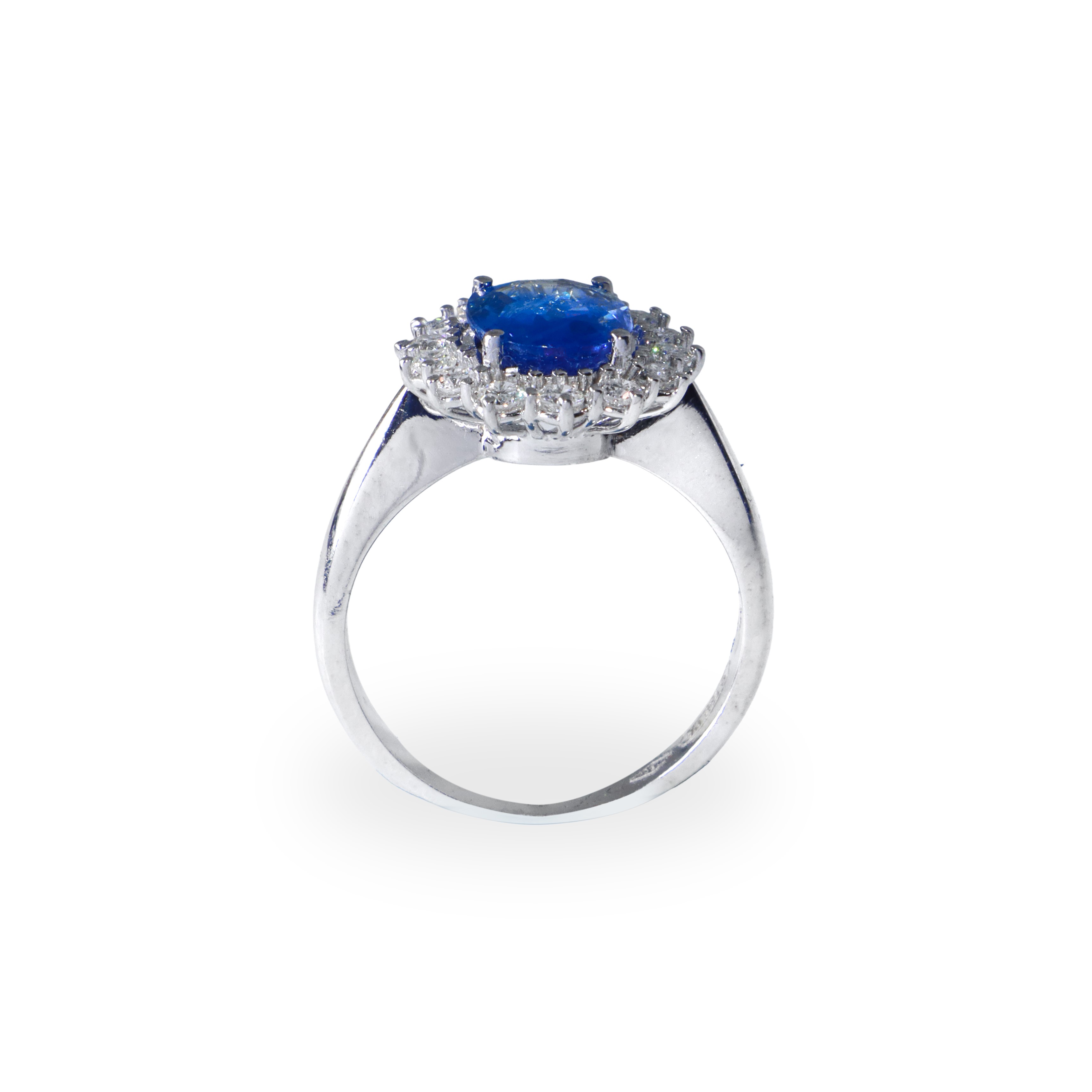 Anello in oro bianco 18 kt con zaffiro naturale (provenienza Sri Lanka) con contorno di brillanti