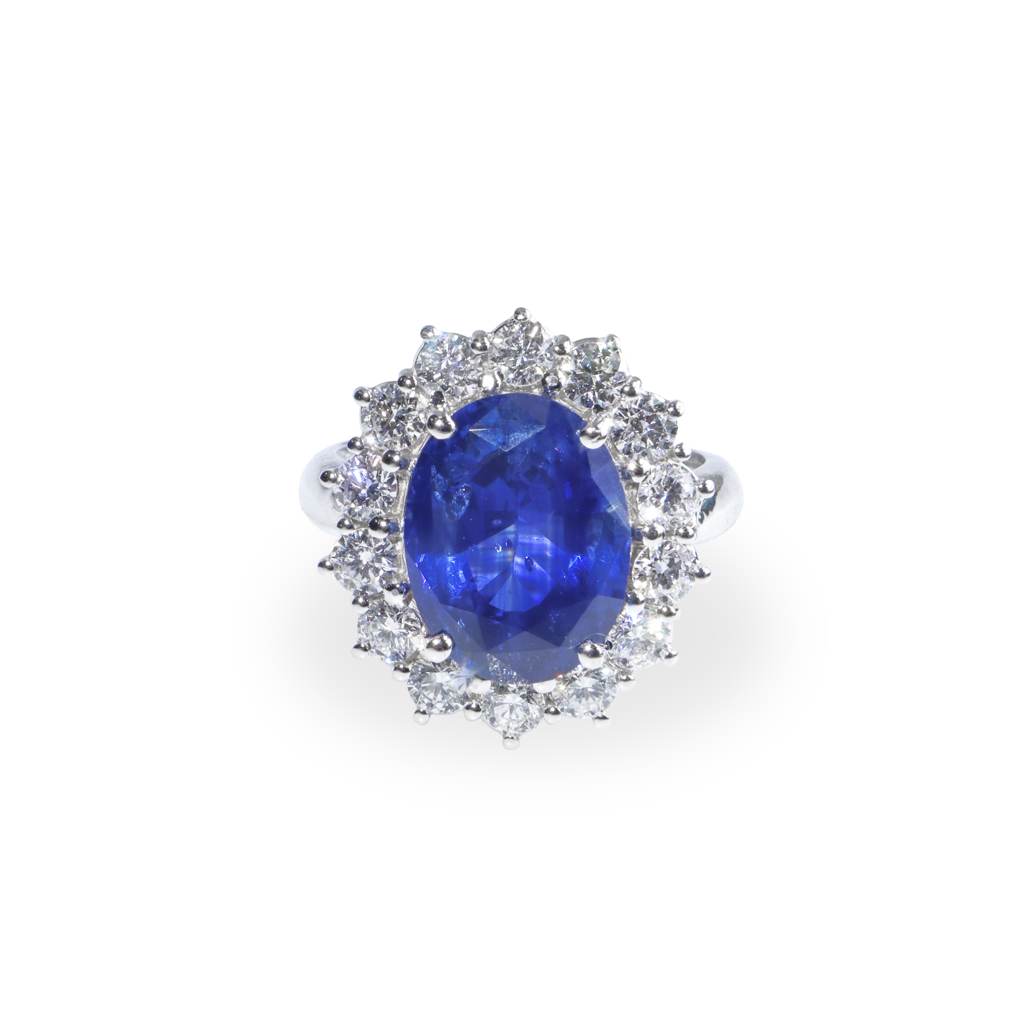 Anello in oro bianco 18 kt con zaffiro naturale Royal Blue (provenienza Sri Lanka) con contorno d...
