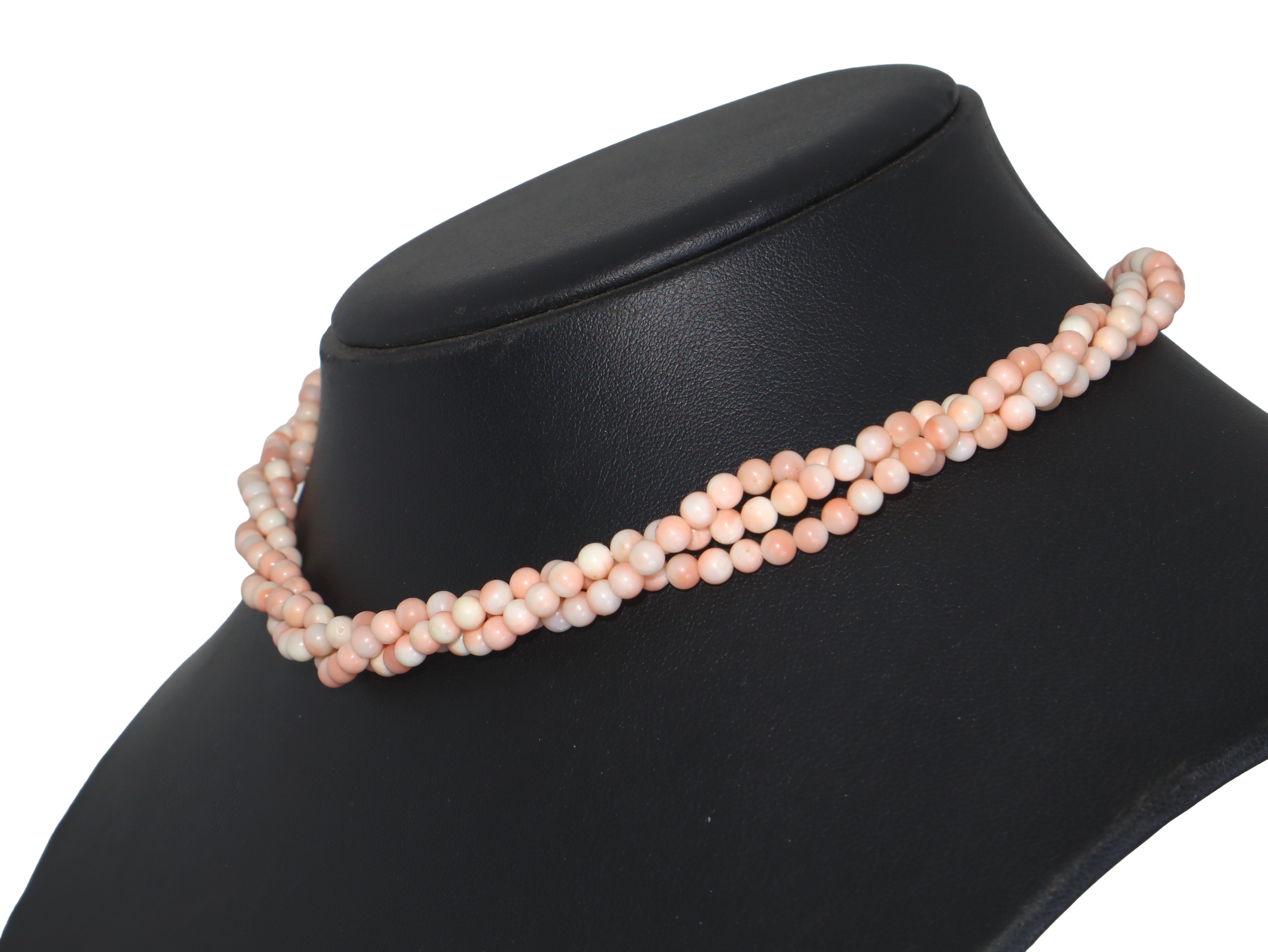 Collana in corallo rosa a tre fili con susta in oro giallo