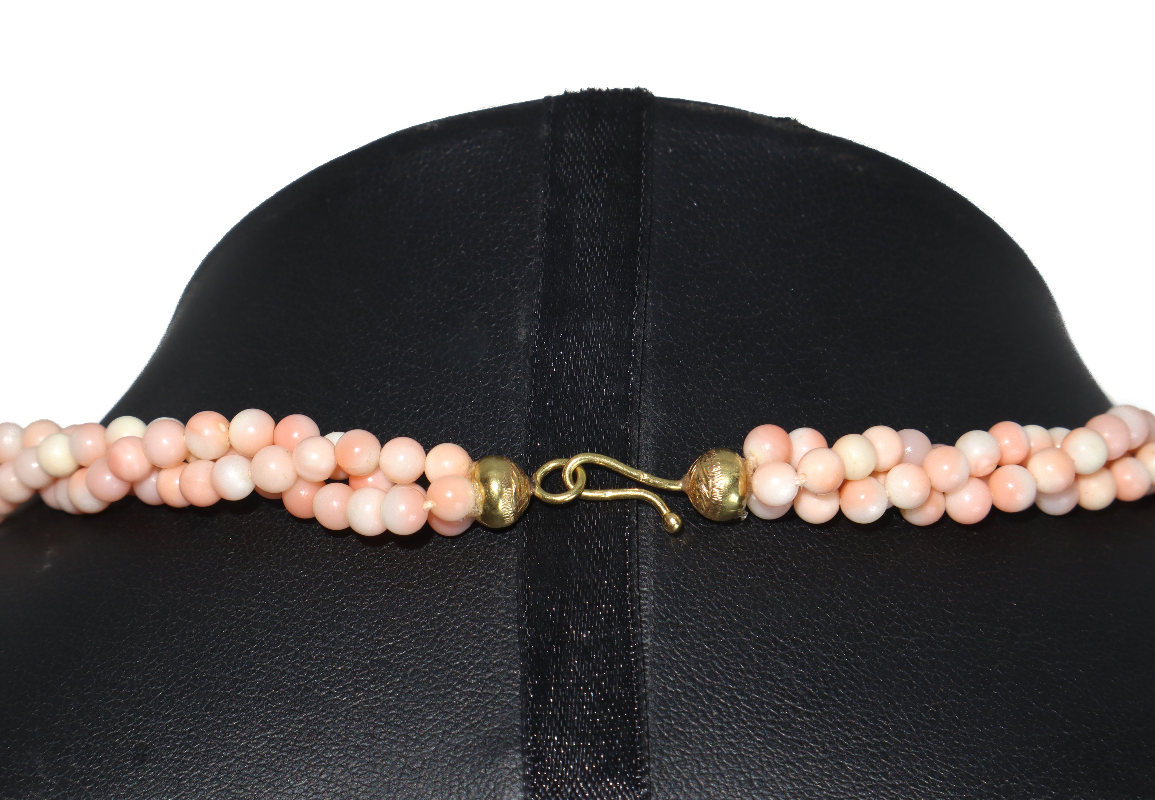 Collana in corallo rosa a tre fili con susta in oro giallo