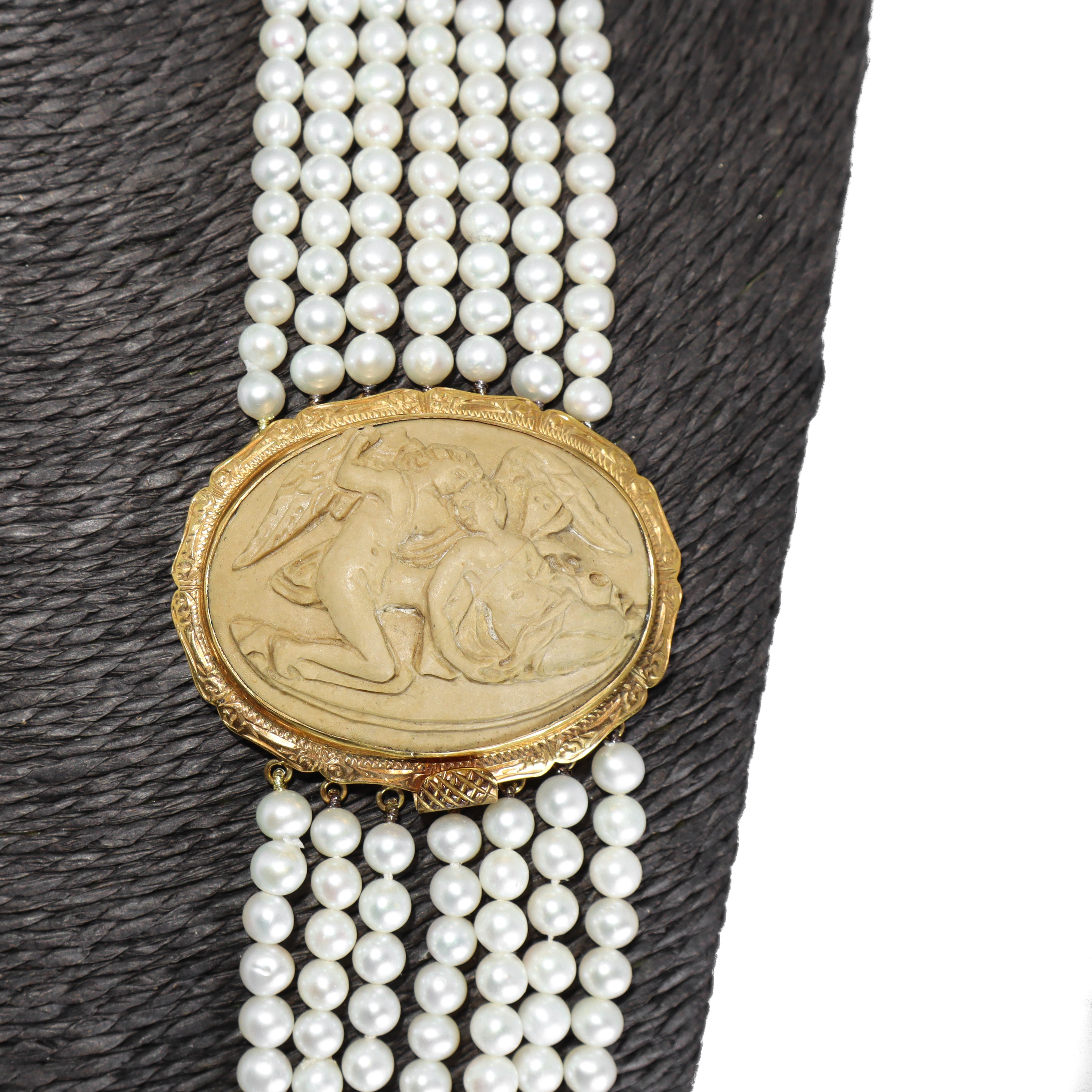 Collana in perle con ciondolo in oro basso titolo in pietra sintetica raffigurante due putti