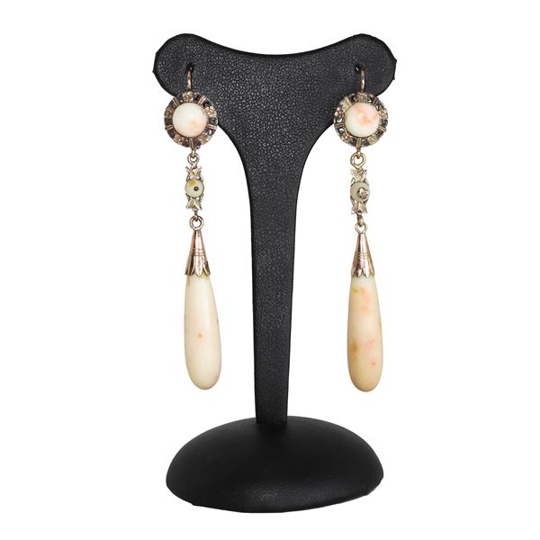 Orecchini pendenti in oro a basso titolo e corallo bianco