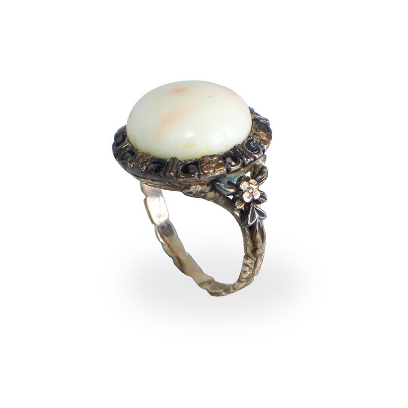 Anello in oro a basso titolo con corallo bianco, mis. 10,5 gr. 5,9