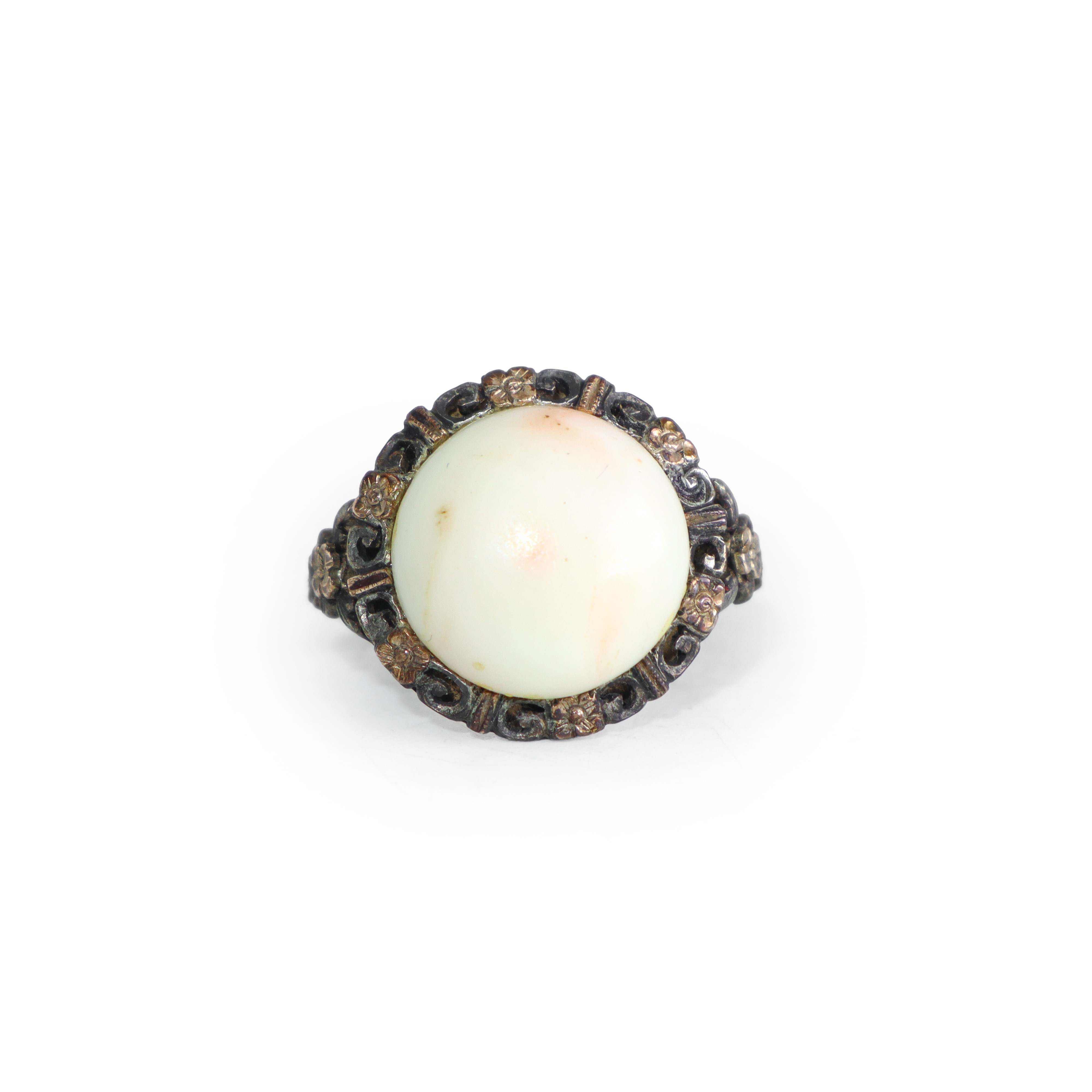 Anello in oro a basso titolo con corallo bianco, mis. 10,5 gr. 5,9
