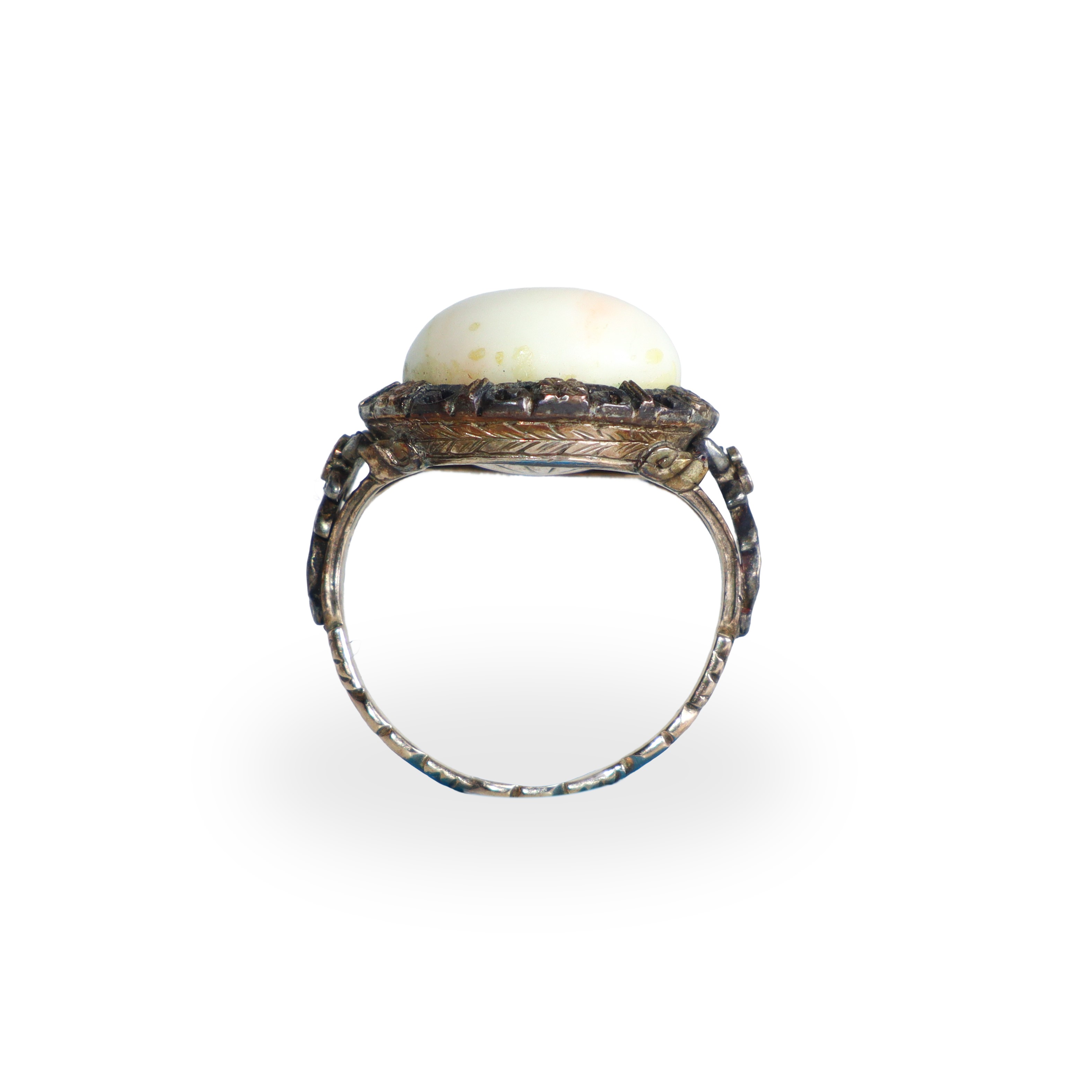 Anello in oro a basso titolo con corallo bianco, mis. 10,5 gr. 5,9