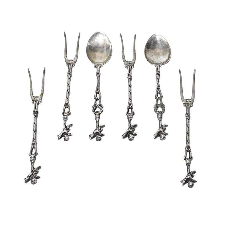 N 4 forchettine e 2 cucchiaini da aperitivo in argento 800 con putti