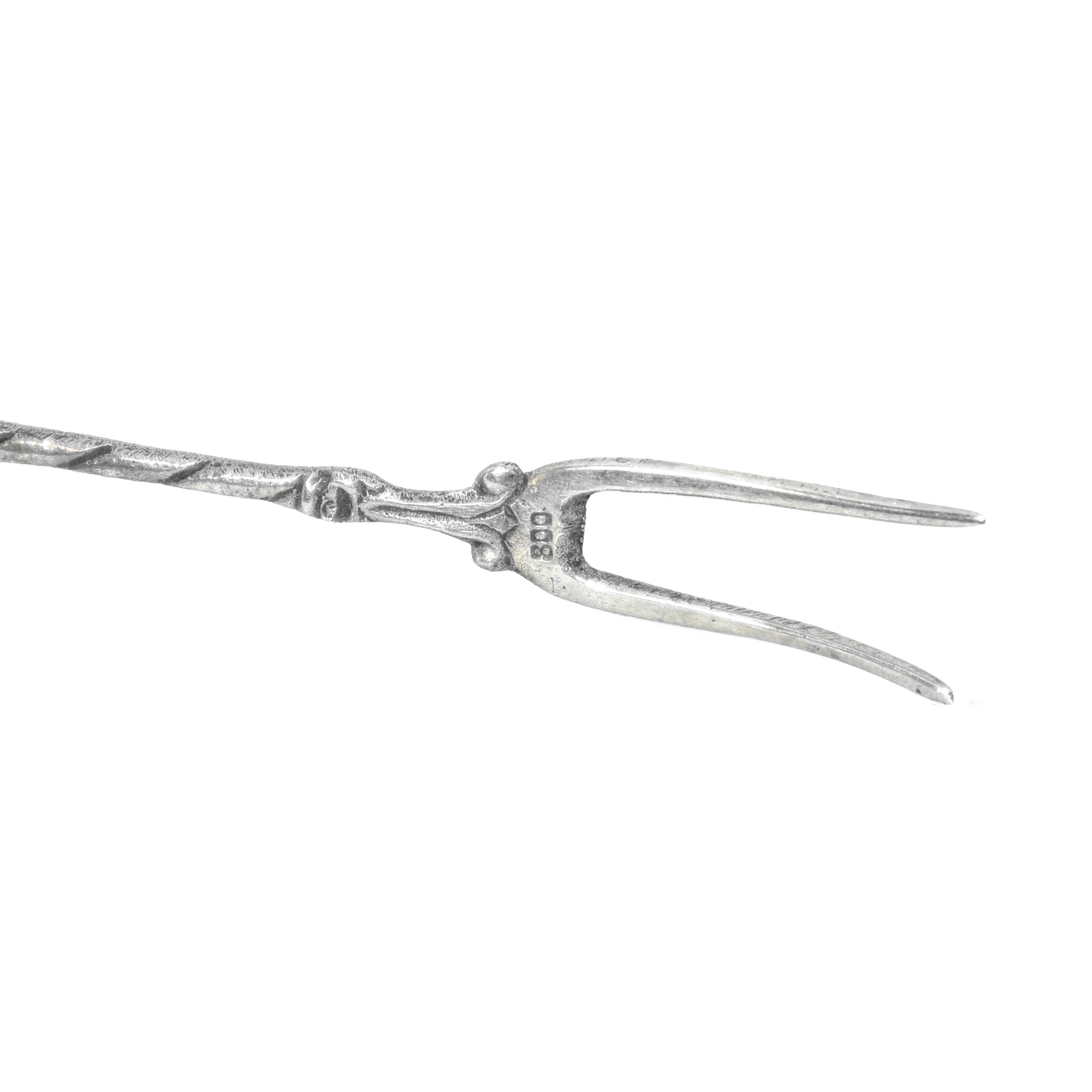 N 4 forchettine e 2 cucchiaini da aperitivo in argento 800 con putti