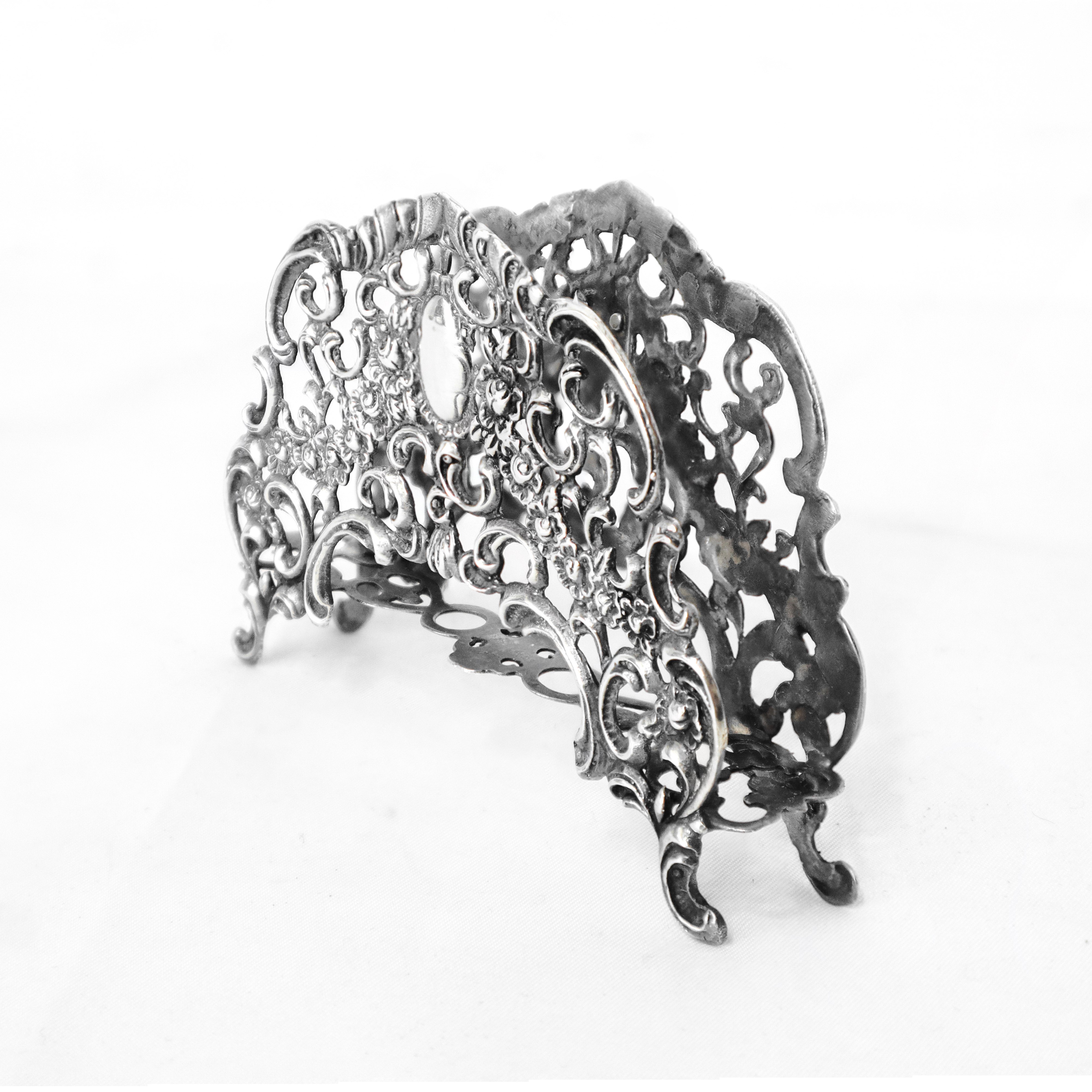 Portatovaglioli in argento 800 con lavorazione di fiori