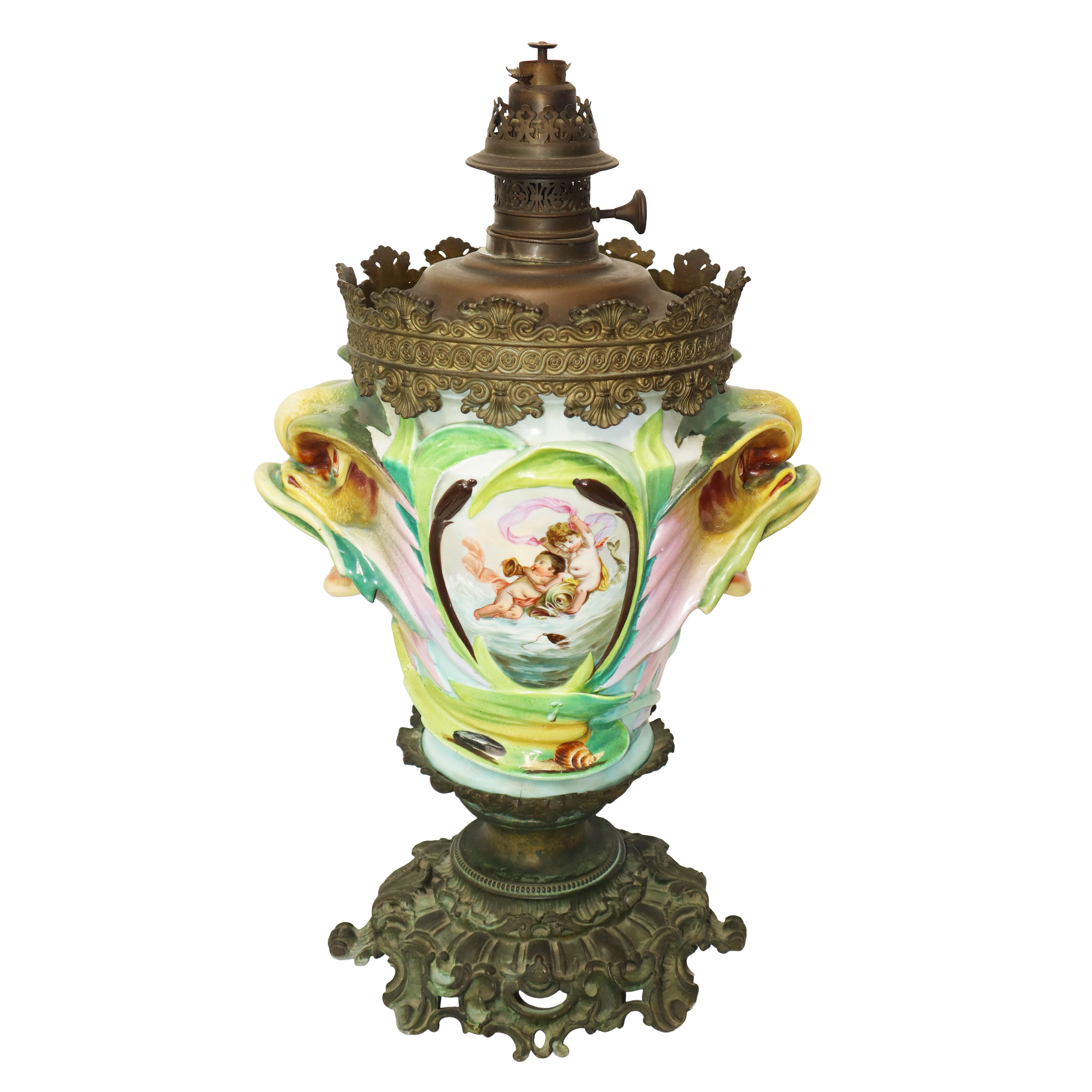 Lume a petrolio con con medaglioni con decori e prese laterali a bocche di pesce