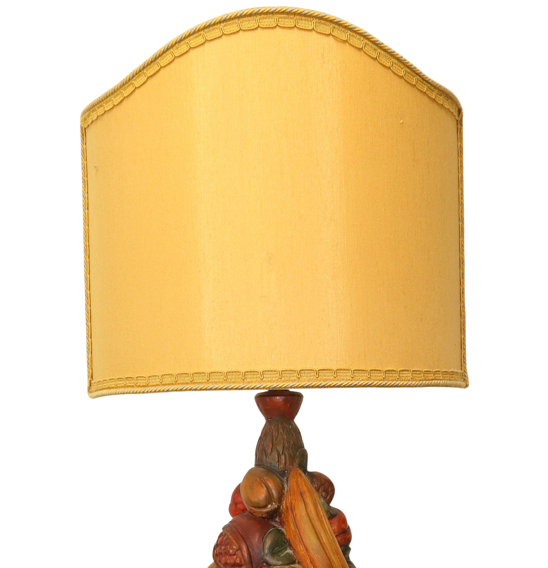Lampada da tavolo con base in legno scolpita con abbondanza di frutti dipinti e laccati