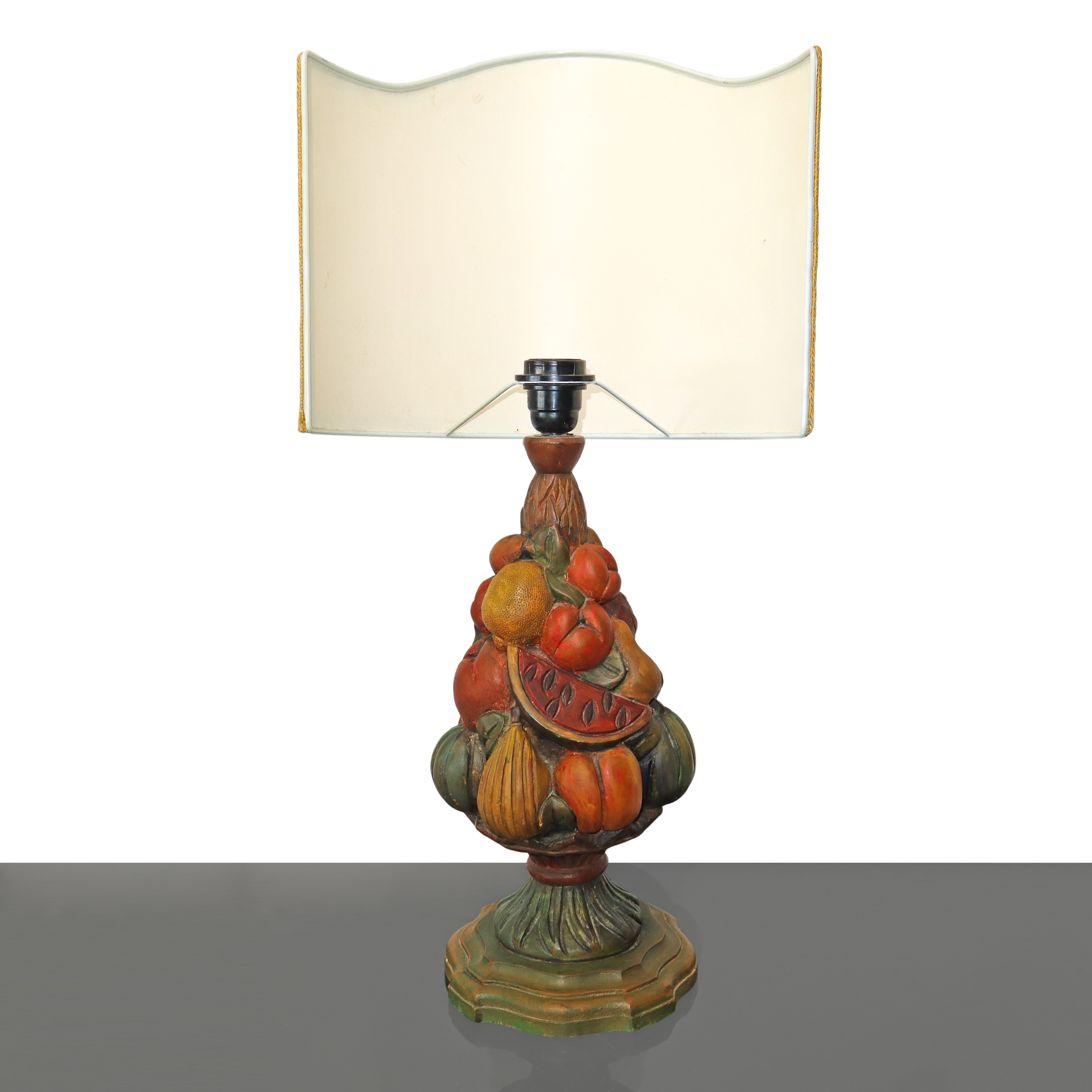 Lampada da tavolo con base in legno scolpita con abbondanza di frutti dipinti e laccati