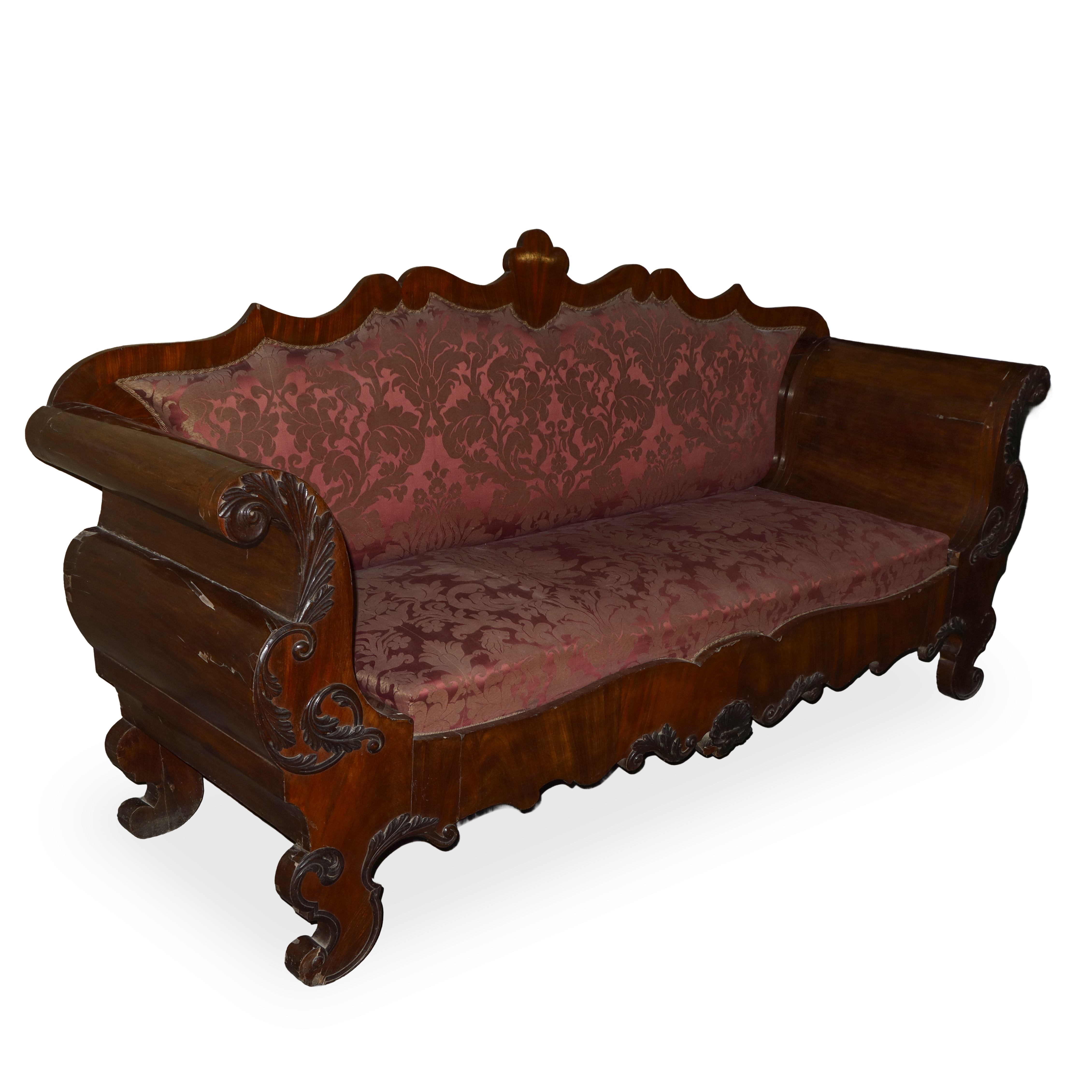 Divano con struttura in legno di mogano scatolato con tappezzeria bordeaux e dorata