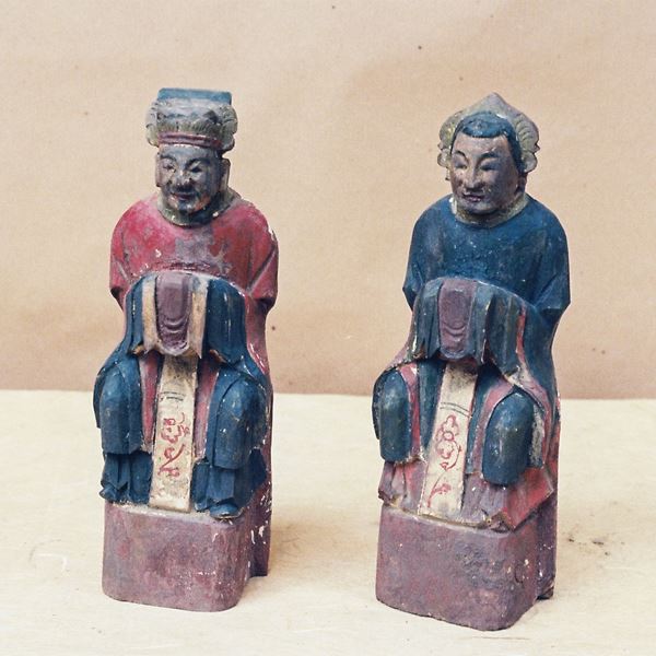 Coppia di statuette in legno, moglie e marito