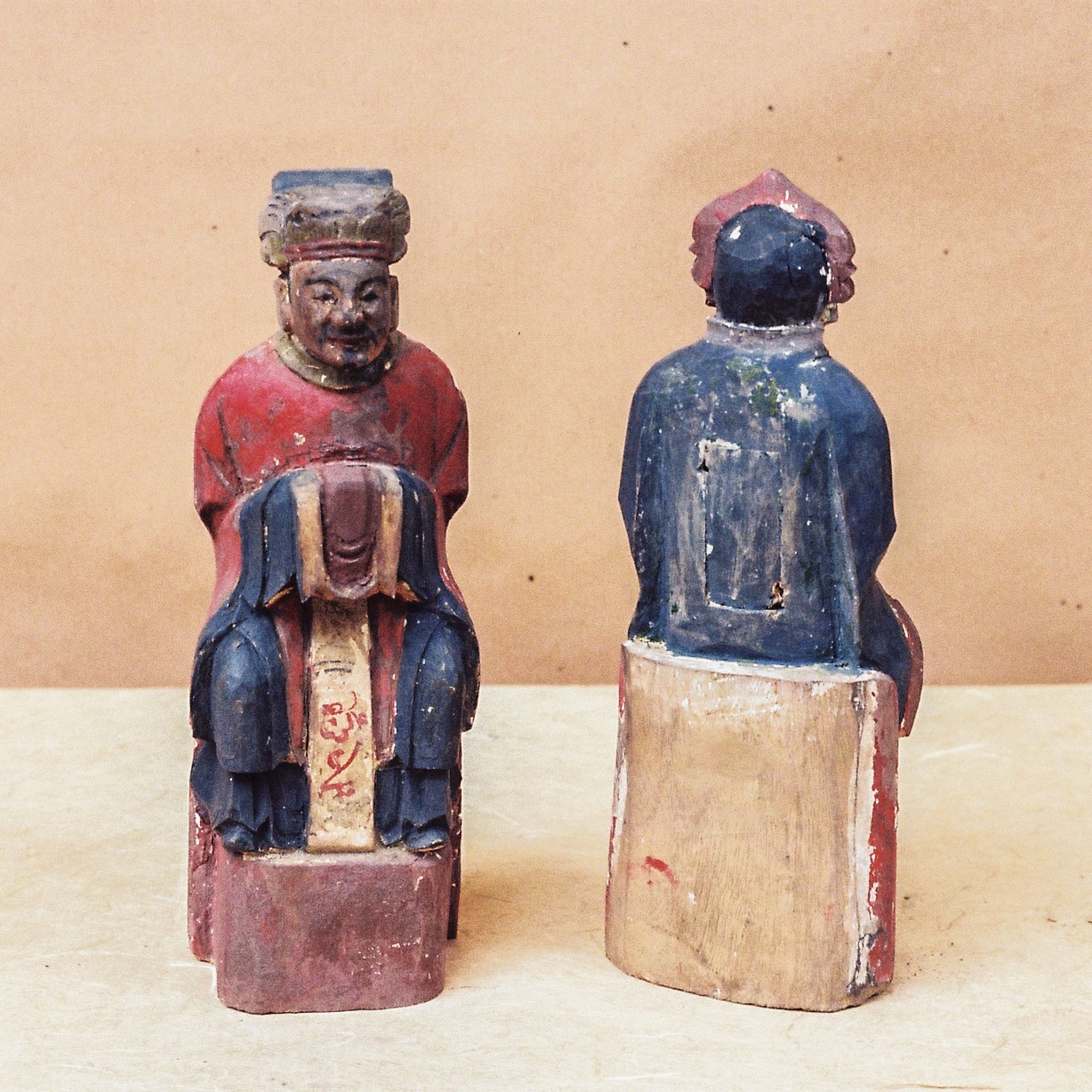 Coppia di statuette in legno, moglie e marito