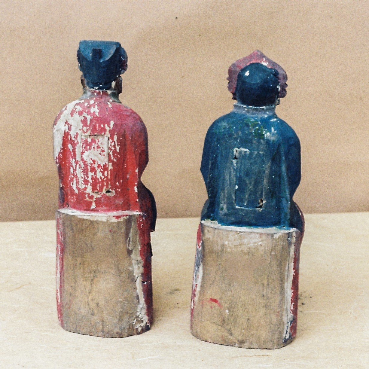 Coppia di statuette in legno, moglie e marito