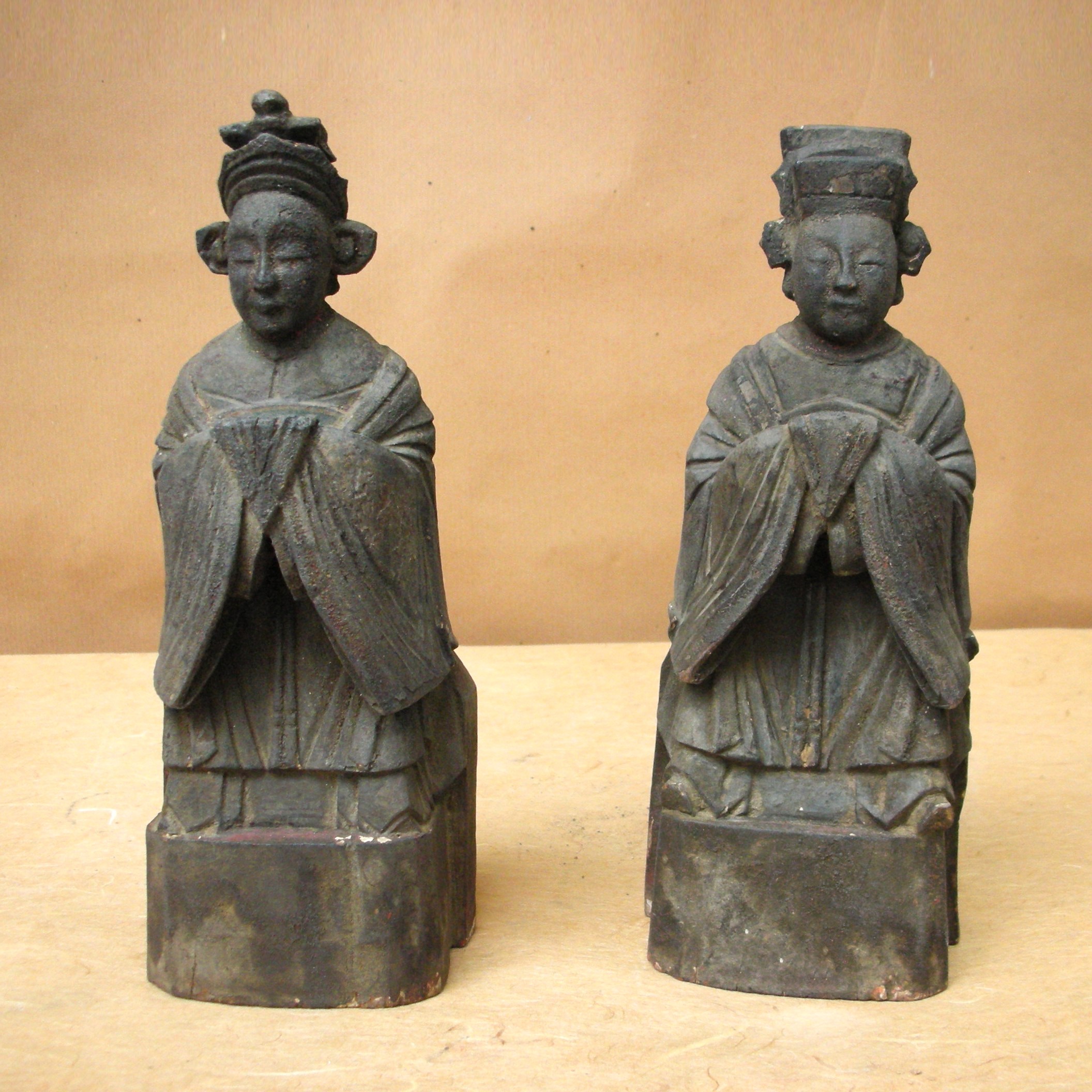 Coppia di statuette in legno, Moglie e marito