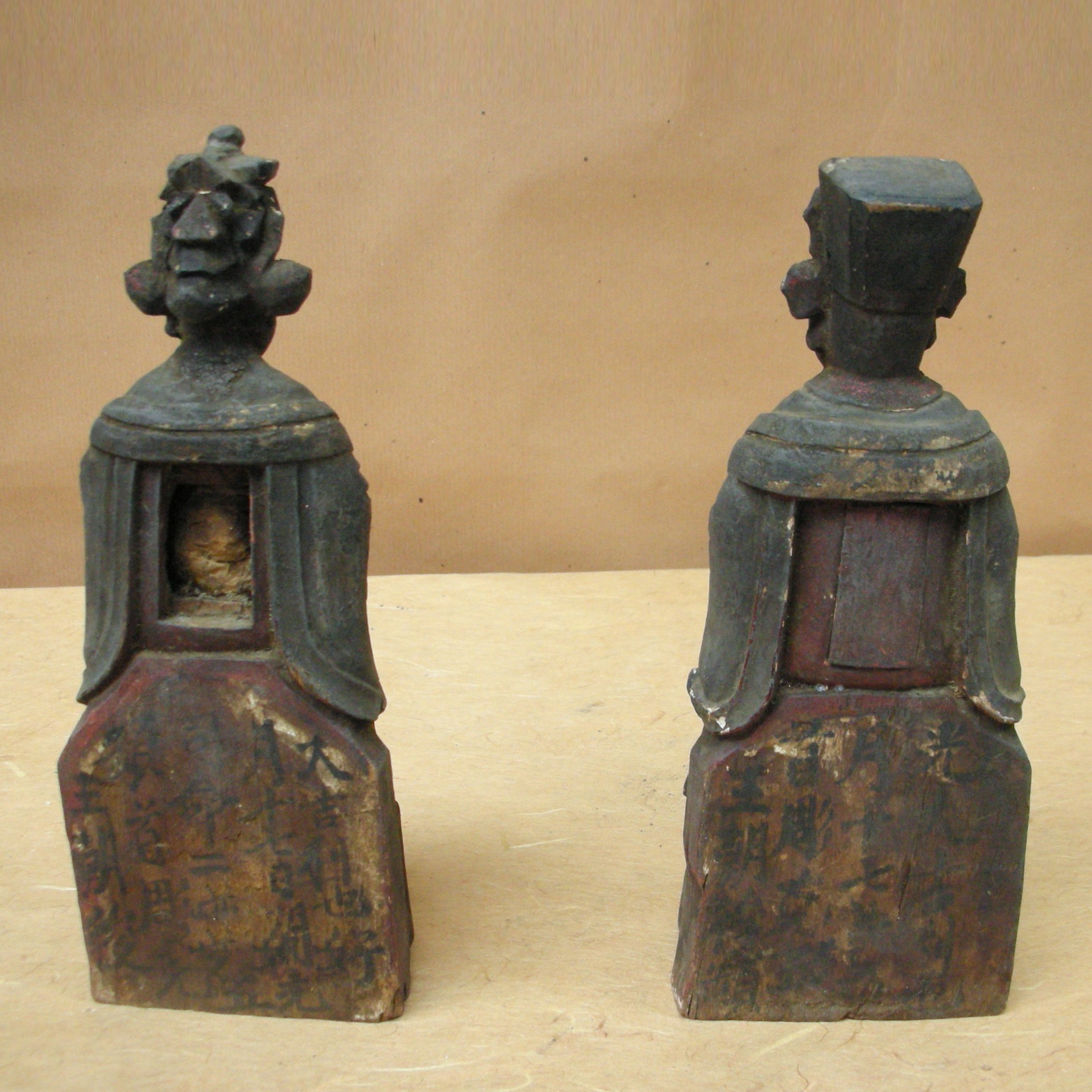 Coppia di statuette in legno, Moglie e marito