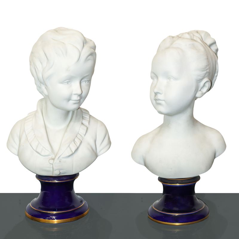 Coppia di fanciulli in biscuit bianco con base in porcellana blu