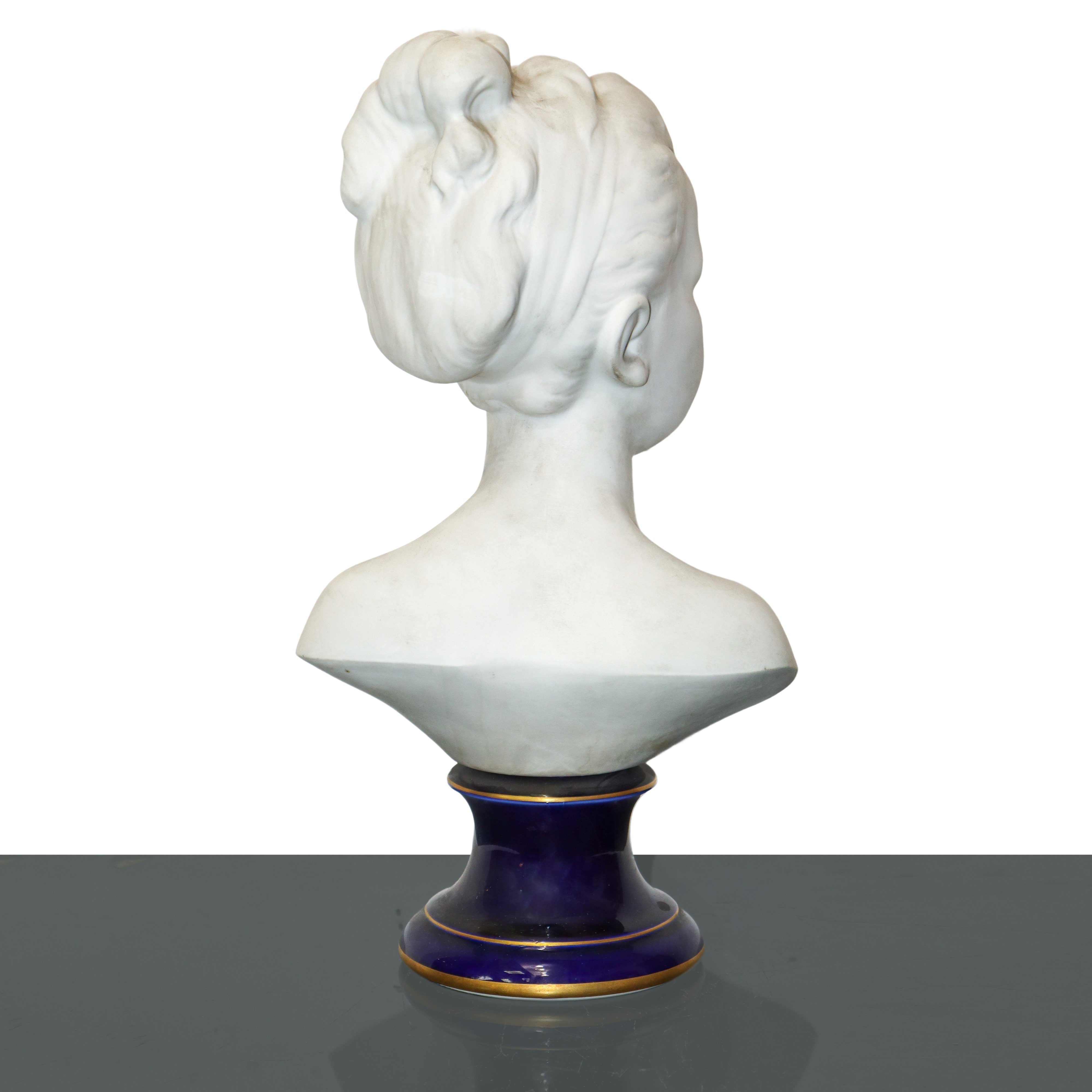 Coppia di fanciulli in biscuit bianco con base in porcellana blu