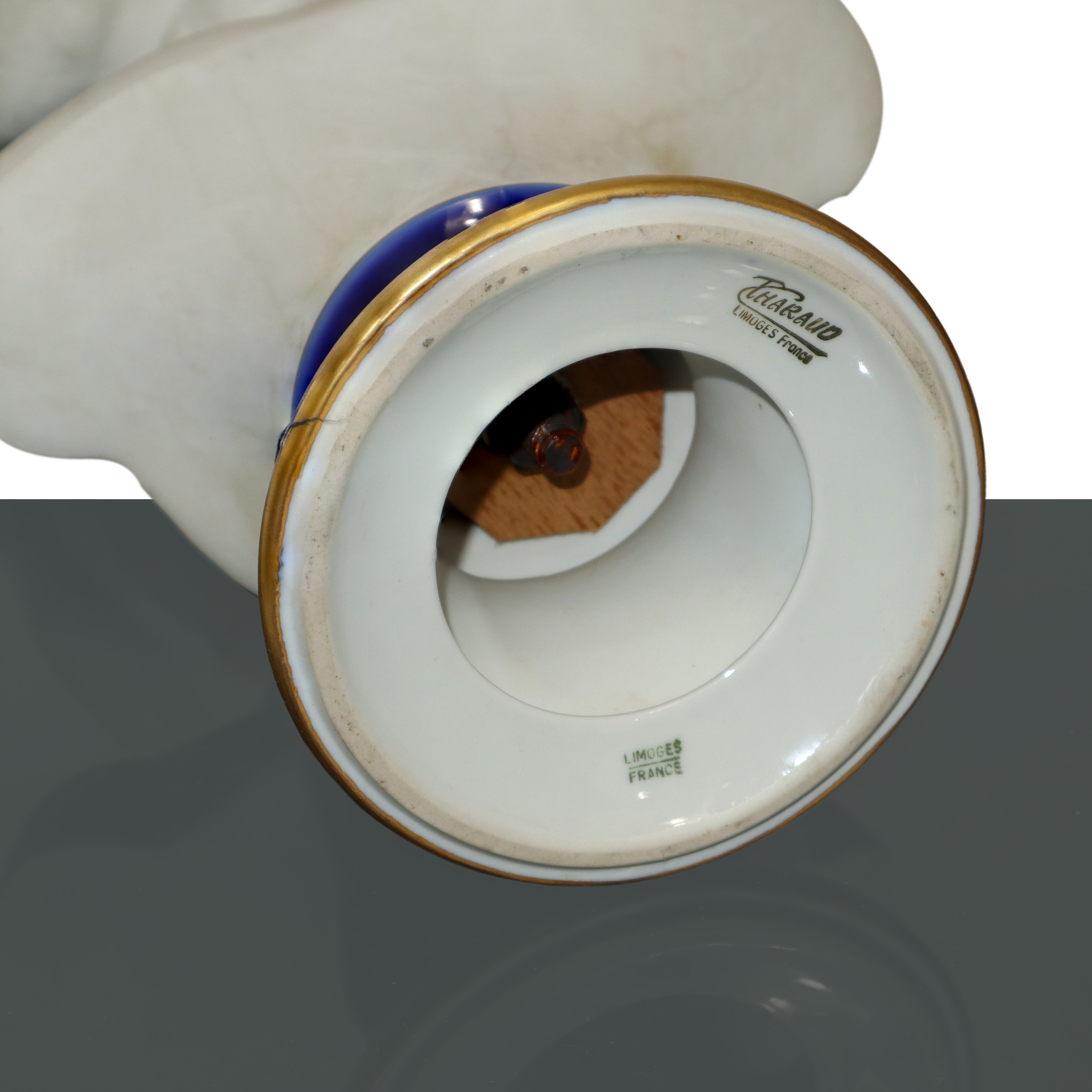 Coppia di fanciulli in biscuit bianco con base in porcellana blu