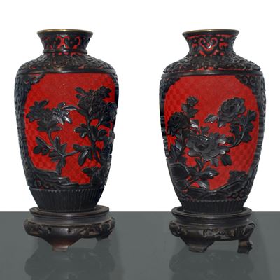 Coppia di vasi orientali in metallo, legno e lacche rosse, altezza 19 cm