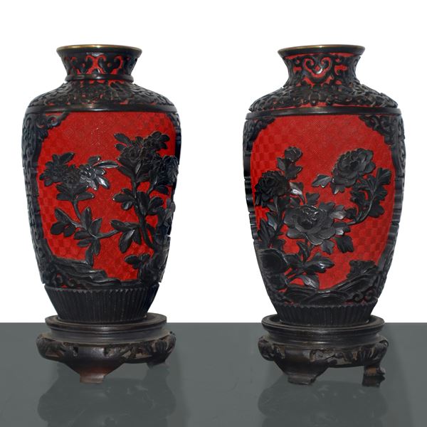 Coppia di vasi orientali in metallo, legno e lacche rosse