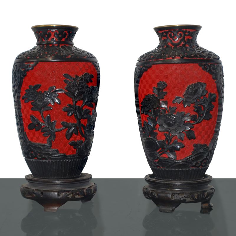 Coppia di vasi orientali in metallo, legno e lacche rosse, altezza 19 cm