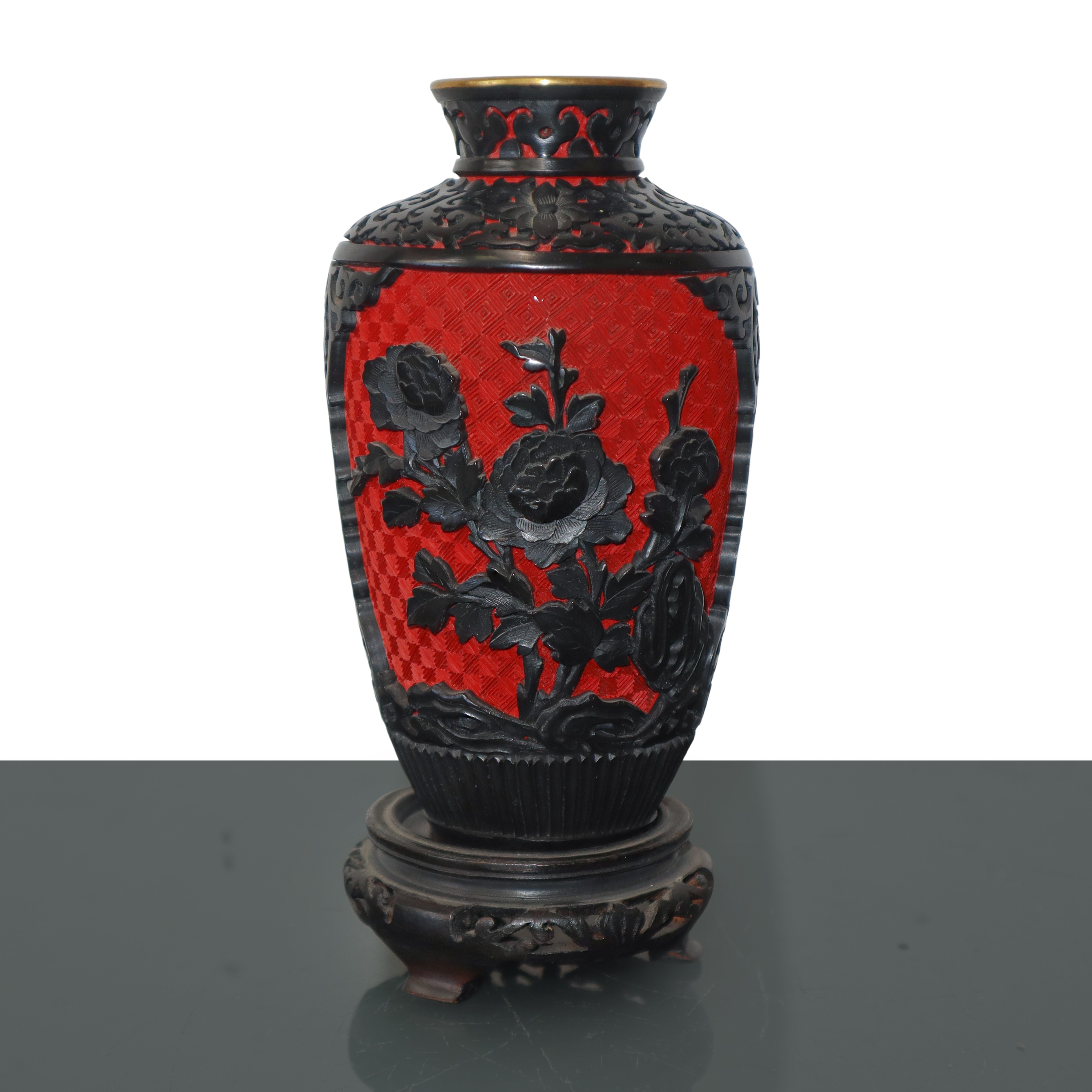 Coppia di vasi orientali in metallo, legno e lacche rosse, altezza 19 cm