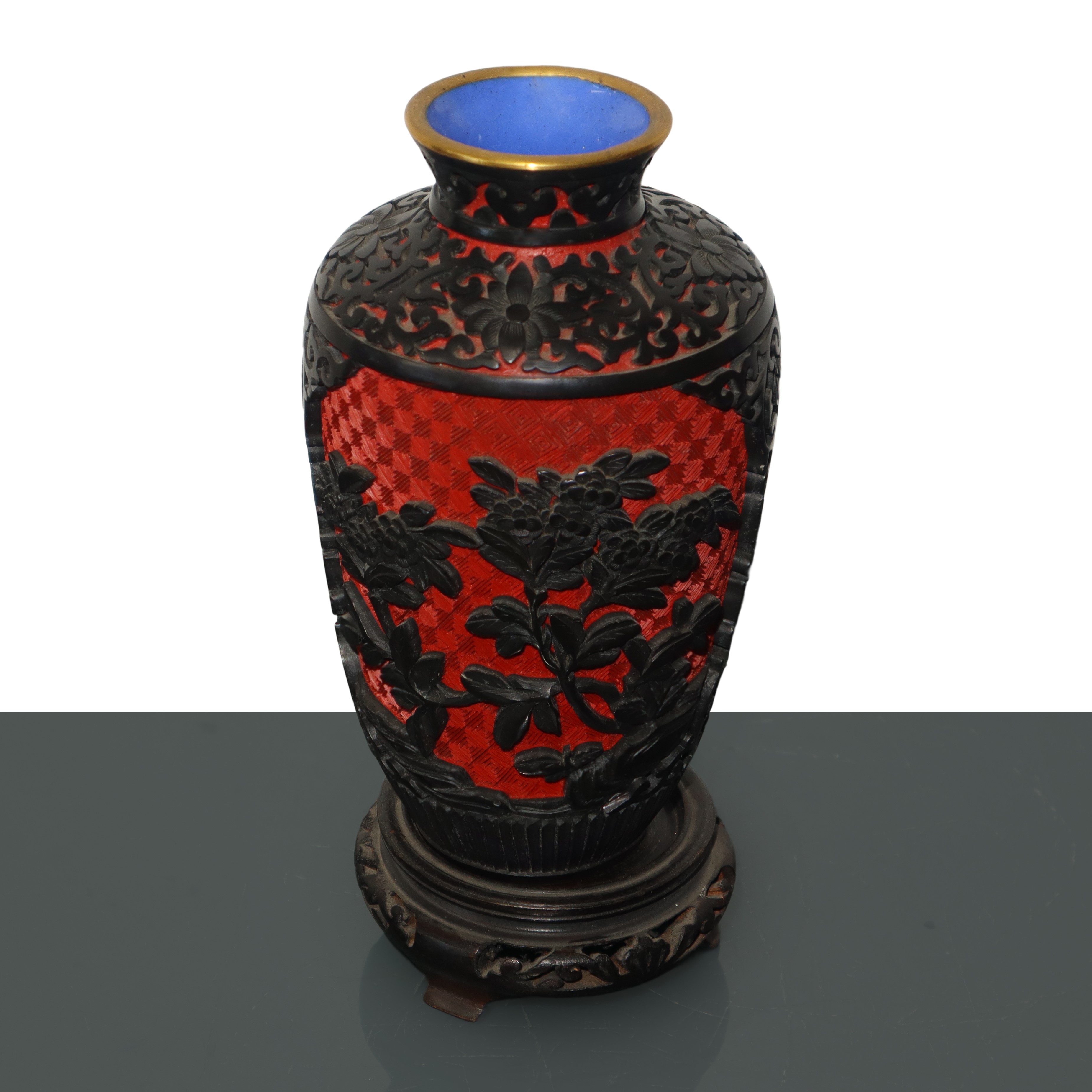 Coppia di vasi orientali in metallo, legno e lacche rosse, altezza 19 cm