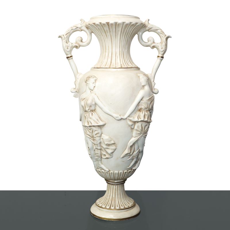 Vaso bianco biansato con figure classiche in rilievo