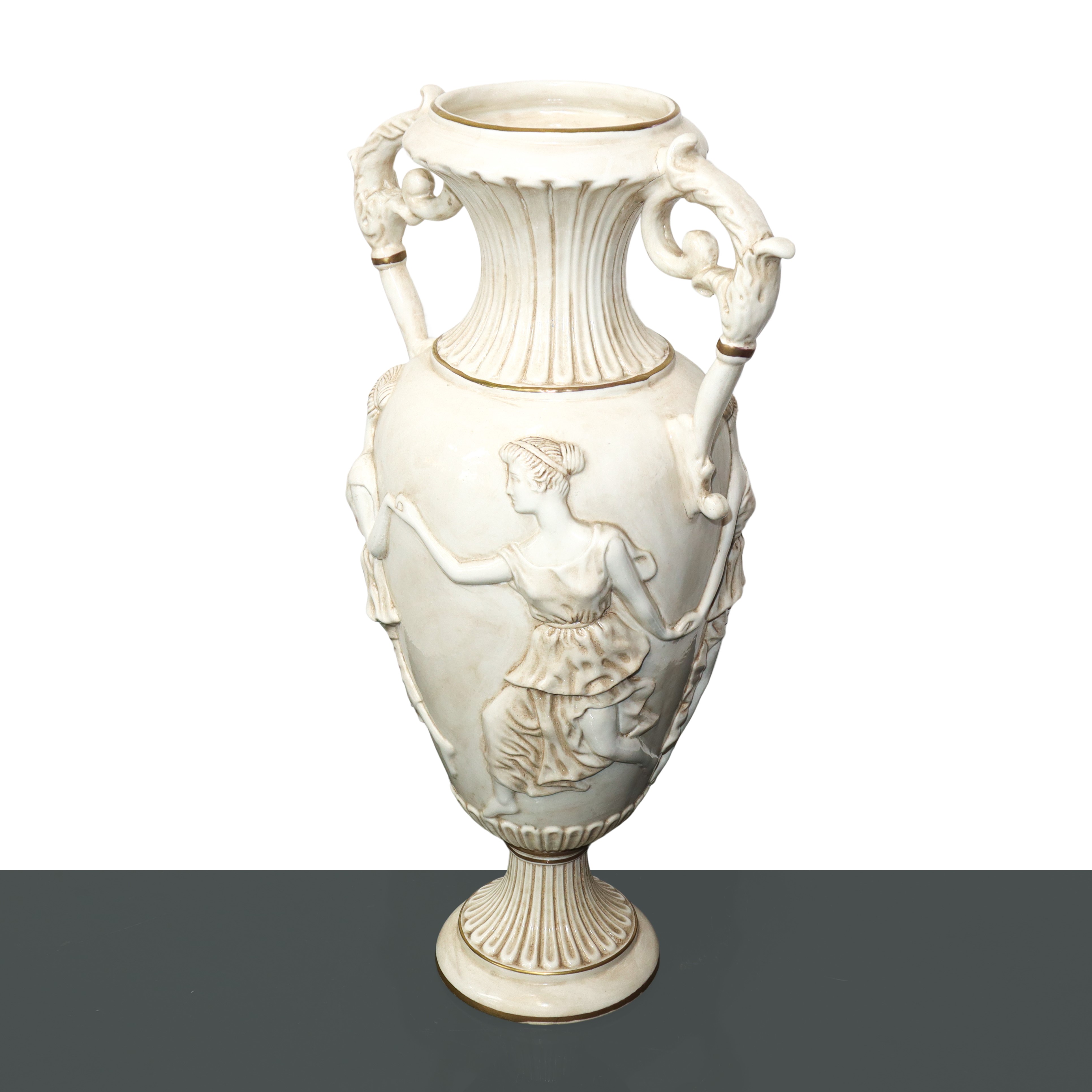 Vaso bianco biansato con figure classiche in rilievo