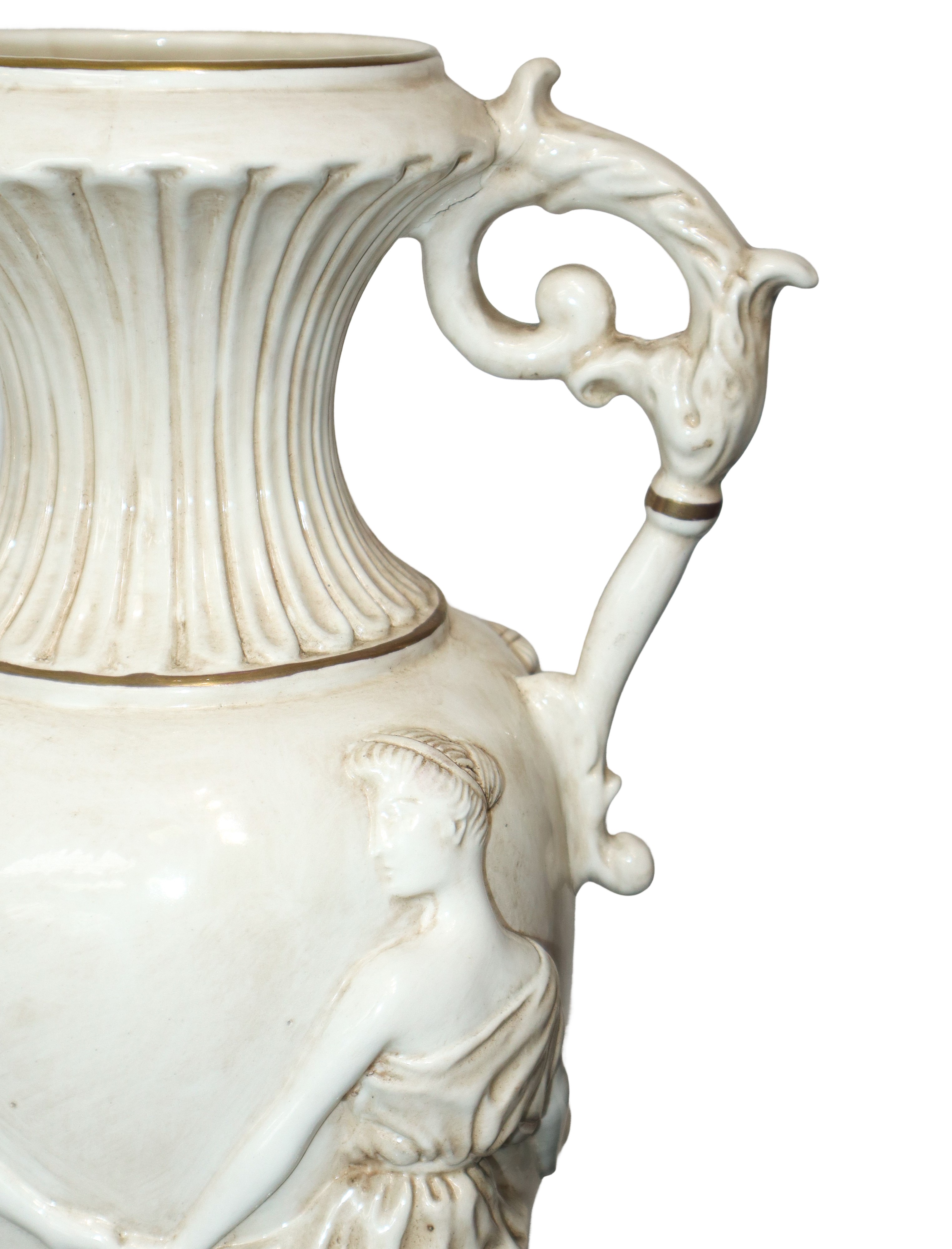 Vaso bianco biansato con figure classiche in rilievo