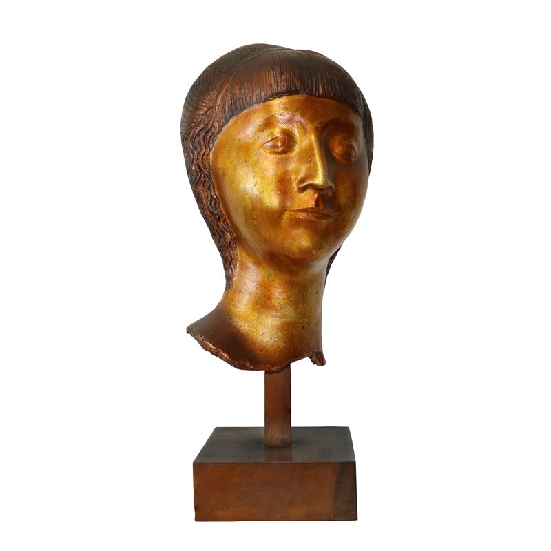 Volto di donna, scultura in gesso patinata oro, con base in legno