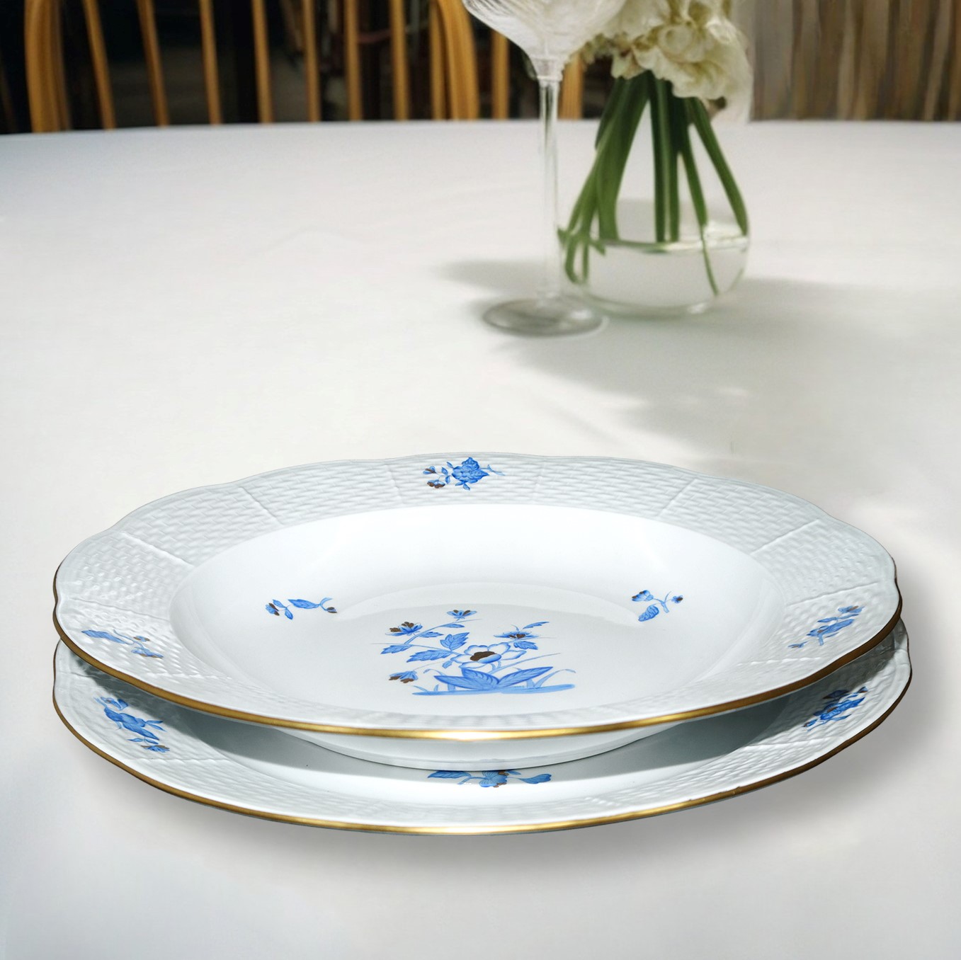 SERVIZIO DI PIATTI IN PORCELLANA BIANCA CON DECORO FLOREALE