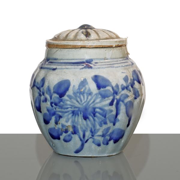Polychrome ceramic vase with shades of blue, Qing Dynasty