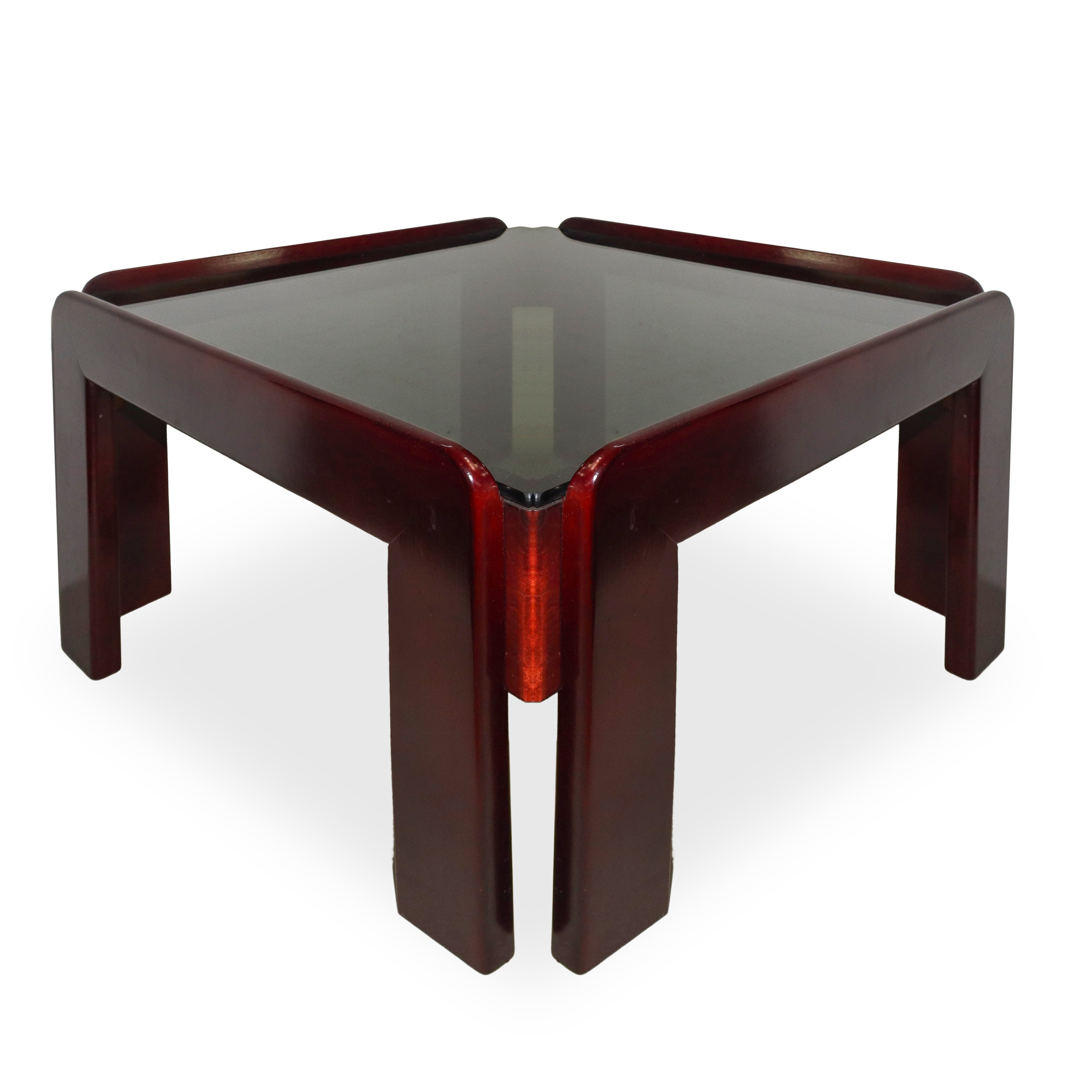 Coffee table in legno di noce con piano in vetro fumè