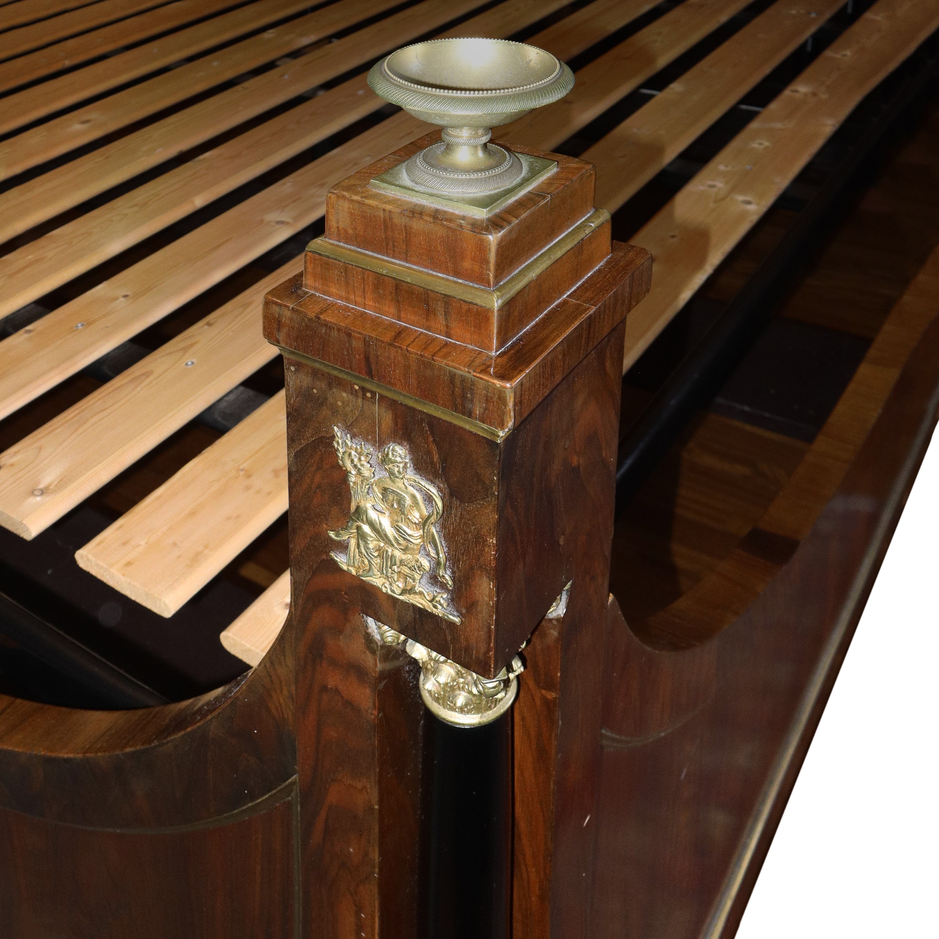 Camera da letto Emiliana con impiallacciatura in noce