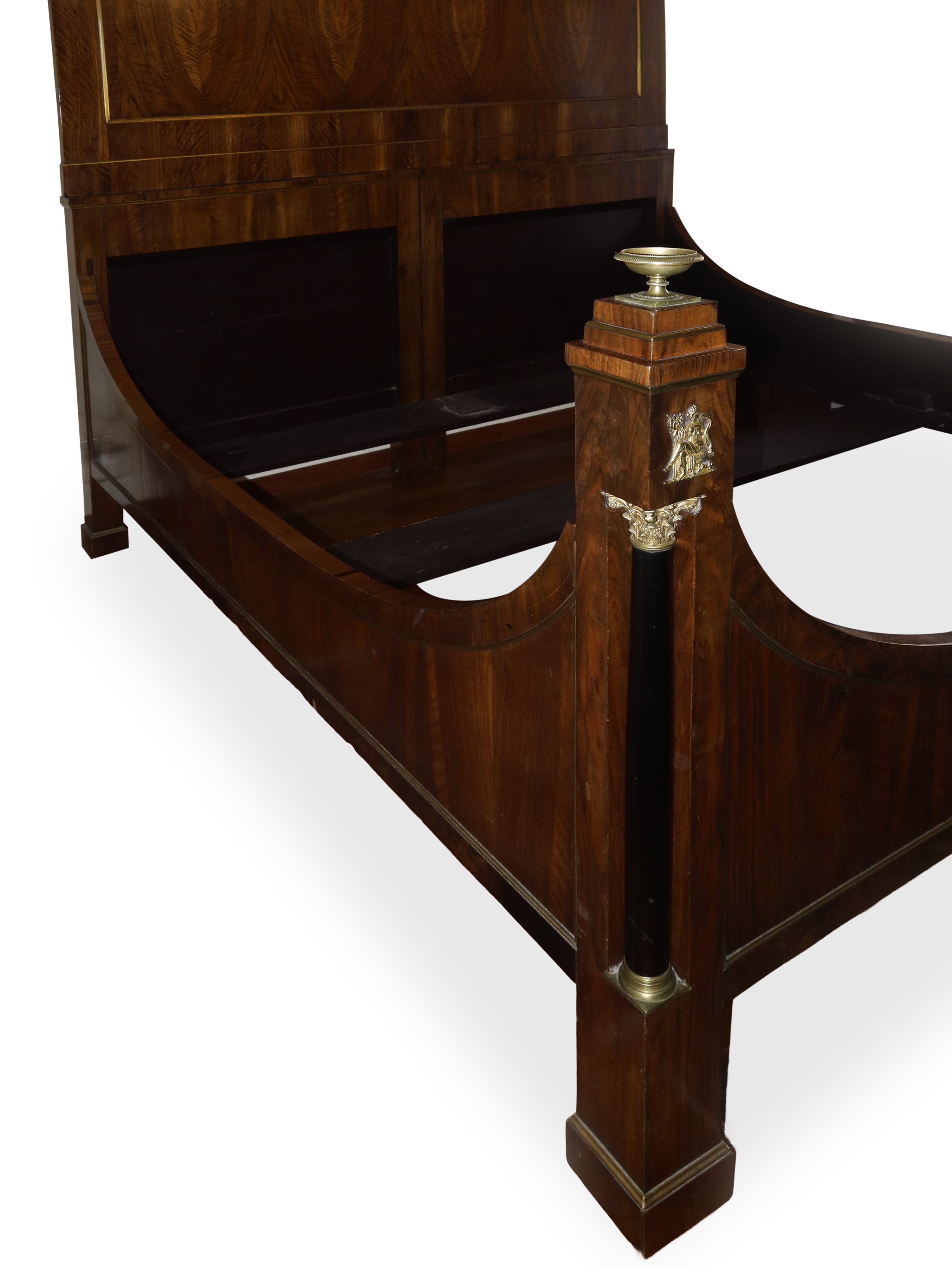 Camera da letto Emiliana con impiallacciatura in noce