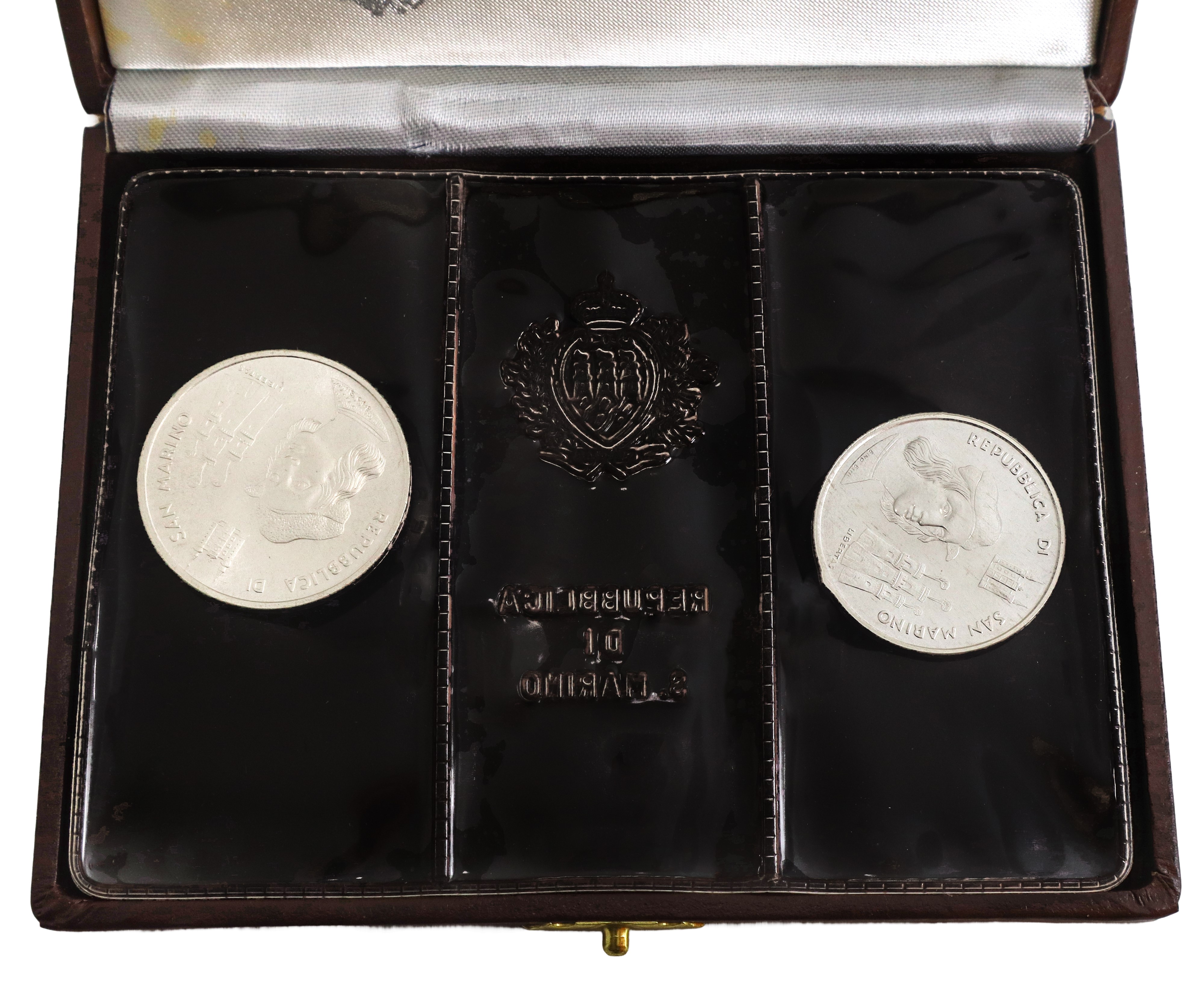 Dittico di monete d'argento a corso legale celebrative del V centenario della nascita di Raffaell...