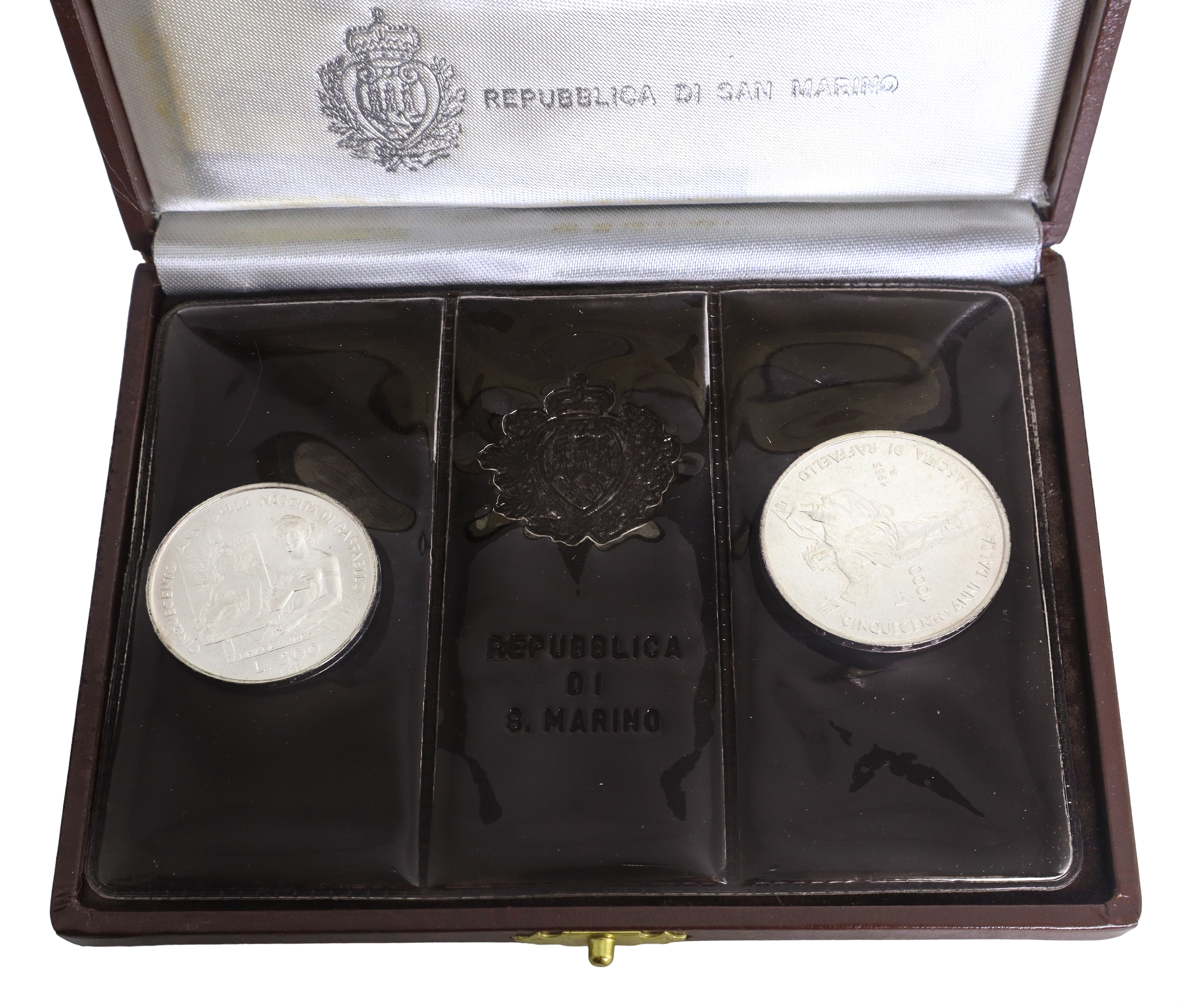 Dittico di monete d'argento a corso legale celebrative del V centenario della nascita di Raffaell...