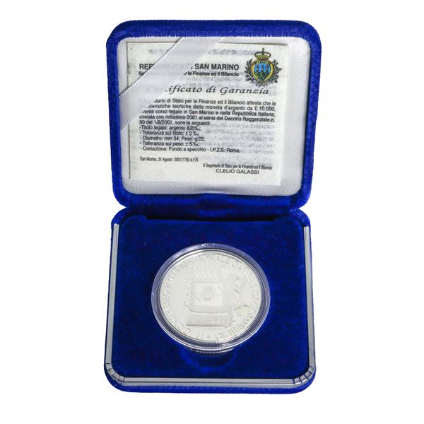 Silver coin commemorating the "Network of World Chambers of Commerce"
