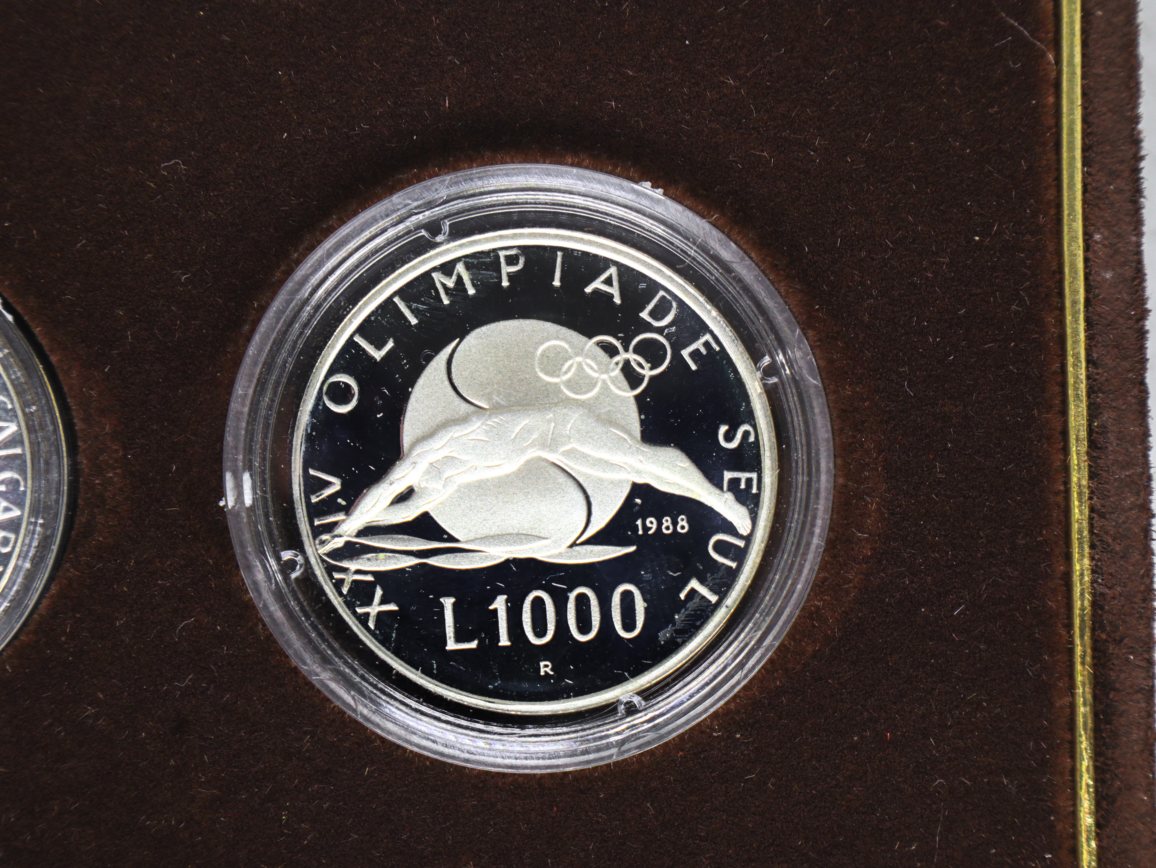 Dittico di monete d'argento a corso legale celebrative della XV Olimpiade invernale di Calgary e ...